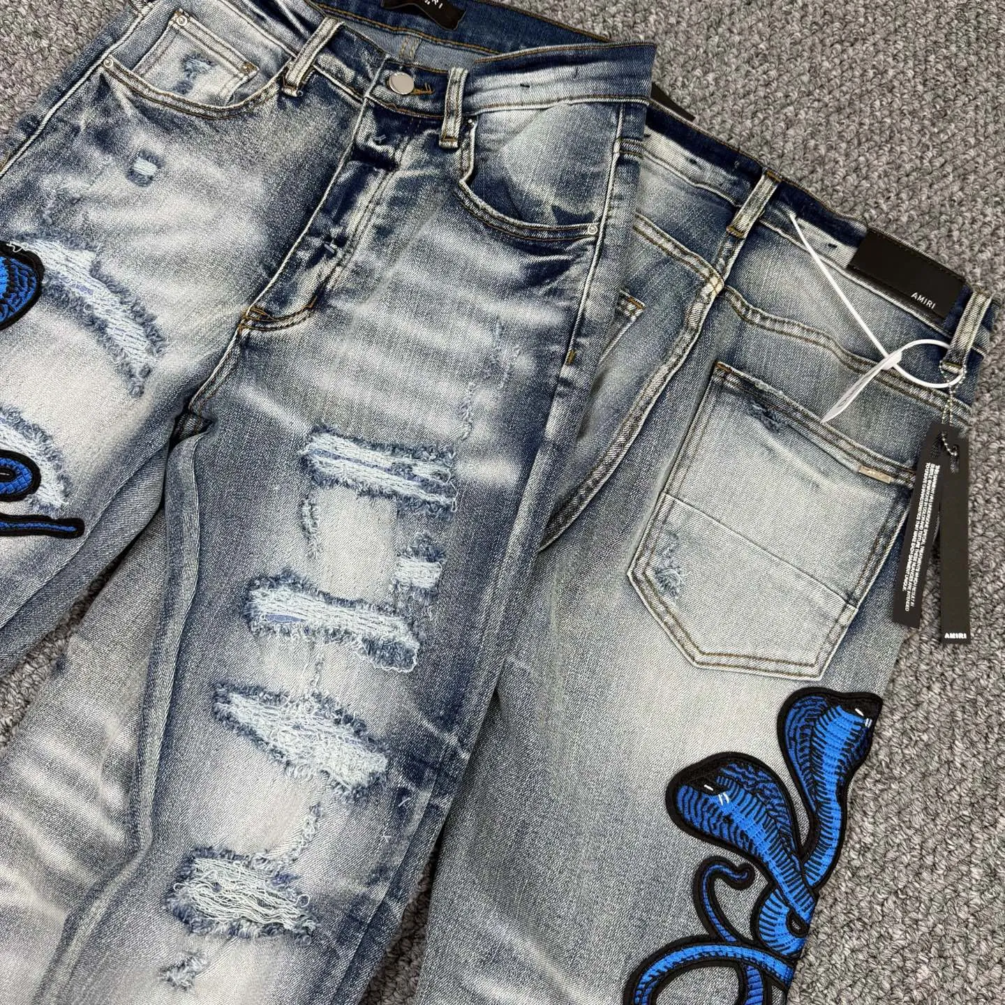 P240 Style number: H872 AMIRI & AMIRI new jeans with linhchuan embroidered logo, washed holes pattern, denim shorts, stretch denim trousers, same style for men and women. Accessories: Complete accessories, all in original packaging, two hang tags to distinguish the low-end version. The hardware is standard to the original original aluminum alloy buckle with logo, and every detail is superior to any version on the market. Fabric: Genuine pattern-making and standard genuine custom-made imported fabrics adopt unique washing and dyeing methods, and are individually hand-painted - hand-painted to make ripped micro-elastic jeans Color: blue Size: 28 30 32 34 36