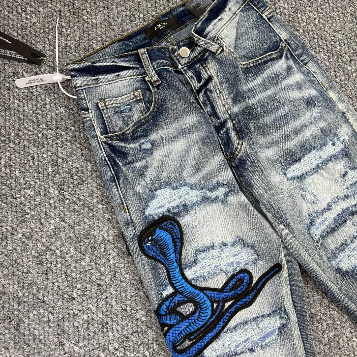 P240 Style number: H872 AMIRI & AMIRI new jeans with linhchuan embroidered logo, washed holes pattern, denim shorts, stretch denim trousers, same style for men and women. Accessories: Complete accessories, all in original packaging, two hang tags to distinguish the low-end version. The hardware is standard to the original original aluminum alloy buckle with logo, and every detail is superior to any version on the market. Fabric: Genuine pattern-making and standard genuine custom-made imported fabrics adopt unique washing and dyeing methods, and are individually hand-painted - hand-painted to make ripped micro-elastic jeans Color: blue Size: 28 30 32 34 36