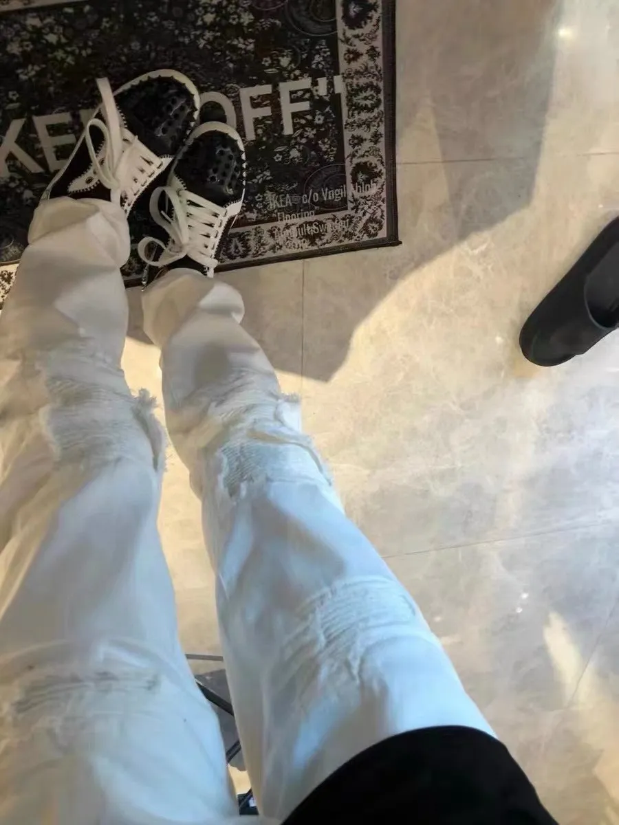 P166 amiri high street ripped patched jeans trousers amiri ripped tight stretch jeans trousers amiri hot diamonds amiri is transliterated as Emil, which is the name of the founder. mikeamiri, the founder of amiri, grew up in Los Angeles, USA. He was influenced by the local street culture RO since he was a child, so he founded the amiri brand named after himself. A variety of trendy clothing meets the needs of different trendy players. Amiri clothing has novel and unique styles and is a well-known street brand in the United States. The styles and styles of many clothes are loved by many street photographers. The various clothing styles meet the dressing needs of different people, show their unique temperament, and show the trend of dressing. amiri's jeans are relatively famous. Not only do they have many styles, but the quality of the jeans is also very good. Many celebrities have also worn amiri brand jeans. Size: M-XXL