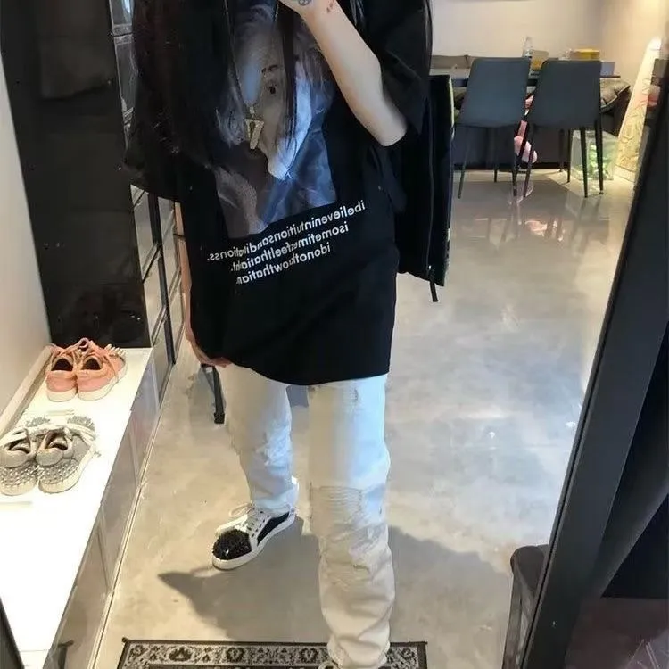 P166 amiri high street ripped patched jeans trousers amiri ripped tight stretch jeans trousers amiri hot diamonds amiri is transliterated as Emil, which is the name of the founder. mikeamiri, the founder of amiri, grew up in Los Angeles, USA. He was influenced by the local street culture RO since he was a child, so he founded the amiri brand named after himself. A variety of trendy clothing meets the needs of different trendy players. Amiri clothing has novel and unique styles and is a well-known street brand in the United States. The styles and styles of many clothes are loved by many street photographers. The various clothing styles meet the dressing needs of different people, show their unique temperament, and show the trend of dressing. amiri's jeans are relatively famous. Not only do they have many styles, but the quality of the jeans is also very good. Many celebrities have also worn amiri brand jeans. Size: M-XXL