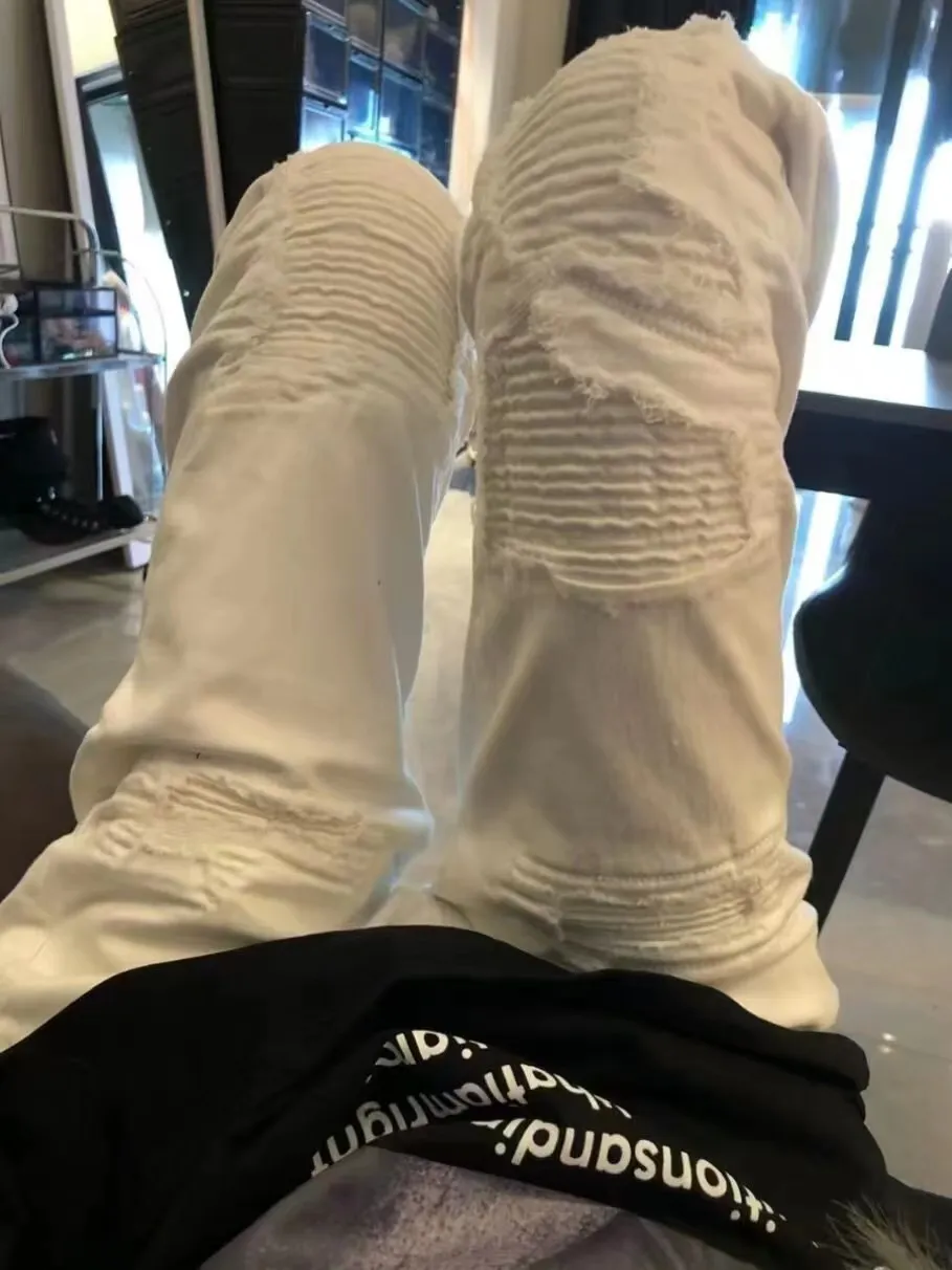 P166 amiri high street ripped patched jeans trousers amiri ripped tight stretch jeans trousers amiri hot diamonds amiri is transliterated as Emil, which is the name of the founder. mikeamiri, the founder of amiri, grew up in Los Angeles, USA. He was influenced by the local street culture RO since he was a child, so he founded the amiri brand named after himself. A variety of trendy clothing meets the needs of different trendy players. Amiri clothing has novel and unique styles and is a well-known street brand in the United States. The styles and styles of many clothes are loved by many street photographers. The various clothing styles meet the dressing needs of different people, show their unique temperament, and show the trend of dressing. amiri's jeans are relatively famous. Not only do they have many styles, but the quality of the jeans is also very good. Many celebrities have also worn amiri brand jeans. Size: M-XXL