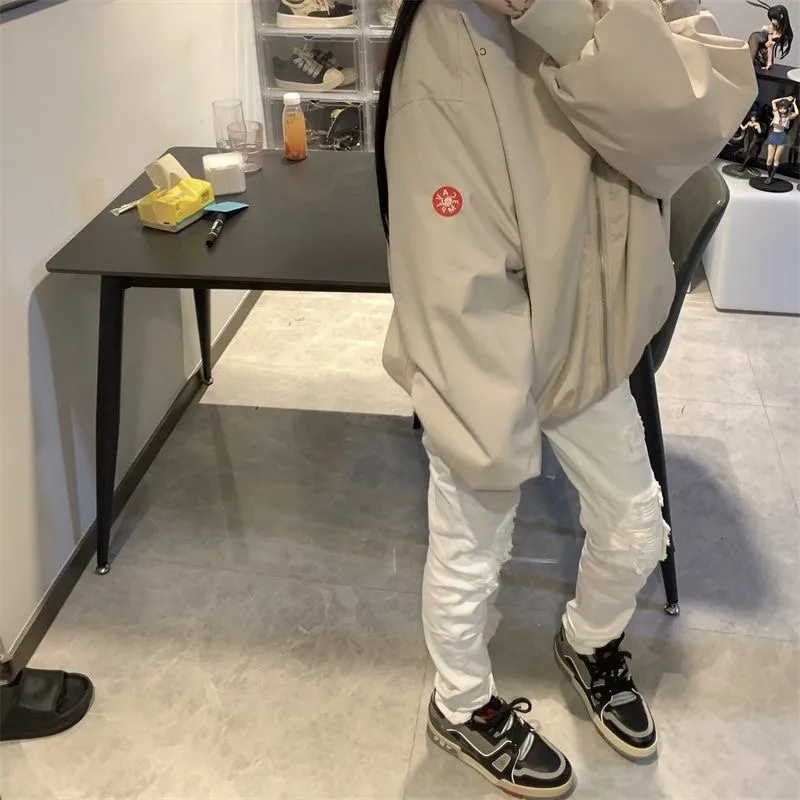P166 amiri high street ripped patched jeans trousers amiri ripped tight stretch jeans trousers amiri hot diamonds amiri is transliterated as Emil, which is the name of the founder. mikeamiri, the founder of amiri, grew up in Los Angeles, USA. He was influenced by the local street culture RO since he was a child, so he founded the amiri brand named after himself. A variety of trendy clothing meets the needs of different trendy players. Amiri clothing has novel and unique styles and is a well-known street brand in the United States. The styles and styles of many clothes are loved by many street photographers. The various clothing styles meet the dressing needs of different people, show their unique temperament, and show the trend of dressing. amiri's jeans are relatively famous. Not only do they have many styles, but the quality of the jeans is also very good. Many celebrities have also worn amiri brand jeans. Size: M-XXL