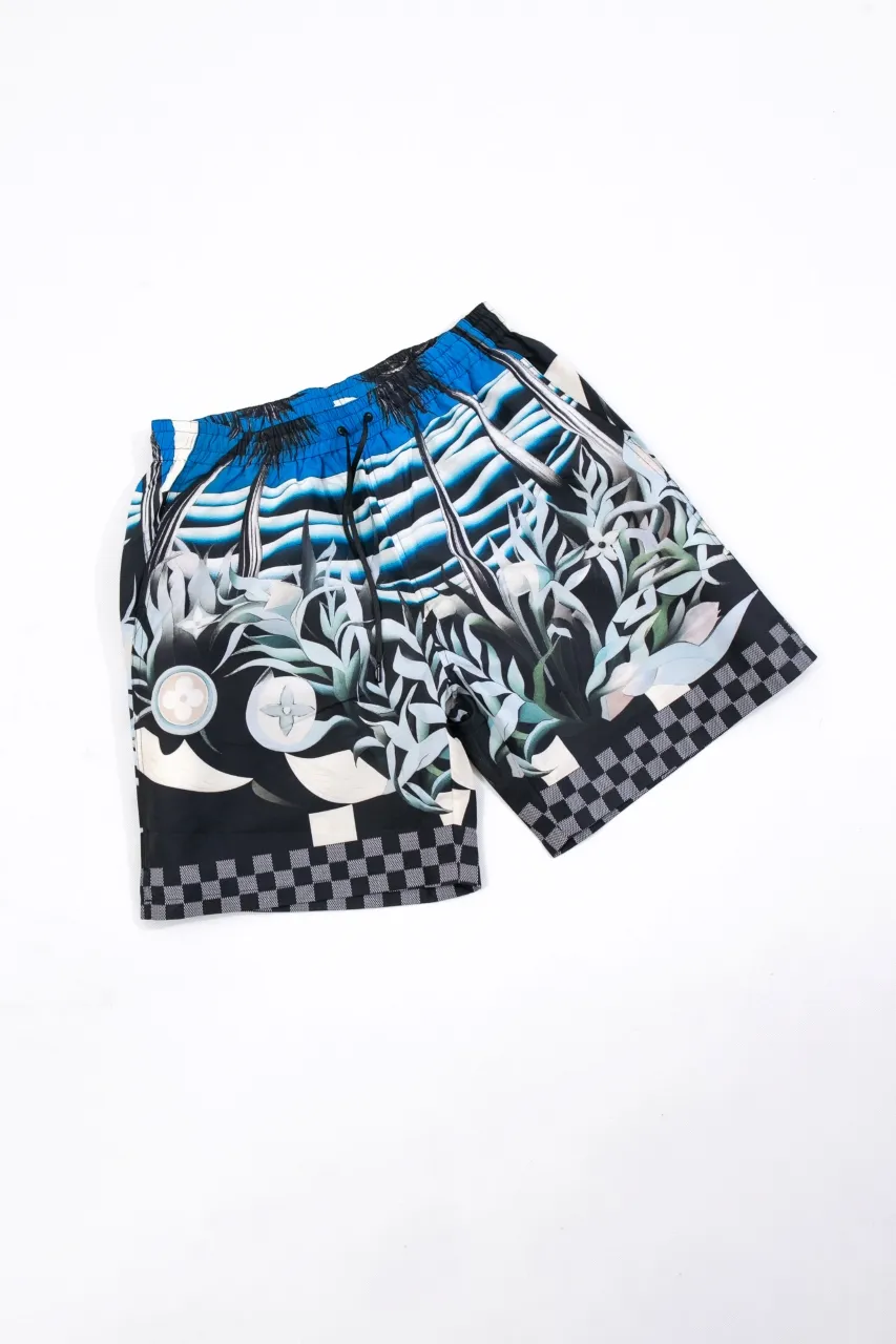 LV 24ss new spring and summer beach shorts feature eye-catching Damier Pacific prints, with Monogram flowers and elegant Damier trims to set off the tropical beach under the bright moonlight. Complete your summer vacation look with the same style. High version code number: S.M.L.XL