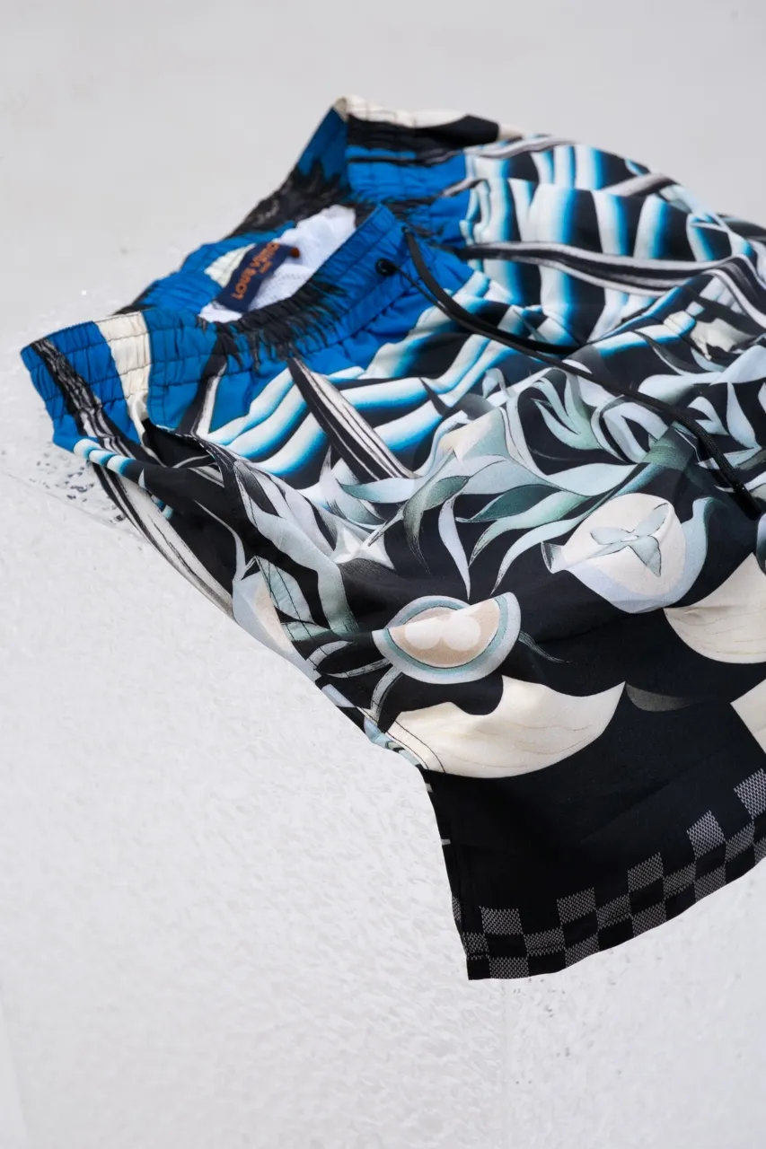 LV 24ss new spring and summer beach shorts feature eye-catching Damier Pacific prints, with Monogram flowers and elegant Damier trims to set off the tropical beach under the bright moonlight. Complete your summer vacation look with the same style. High version code number: S.M.L.XL