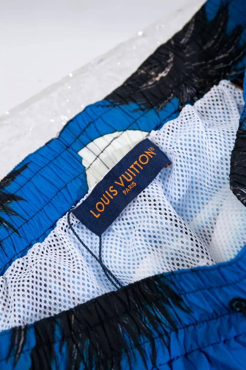 LV 24ss new spring and summer beach shorts feature eye-catching Damier Pacific prints, with Monogram flowers and elegant Damier trims to set off the tropical beach under the bright moonlight. Complete your summer vacation look with the same style. High version code number: S.M.L.XL