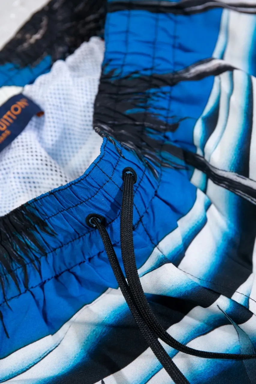 LV 24ss new spring and summer beach shorts feature eye-catching Damier Pacific prints, with Monogram flowers and elegant Damier trims to set off the tropical beach under the bright moonlight. Complete your summer vacation look with the same style. High version code number: S.M.L.XL