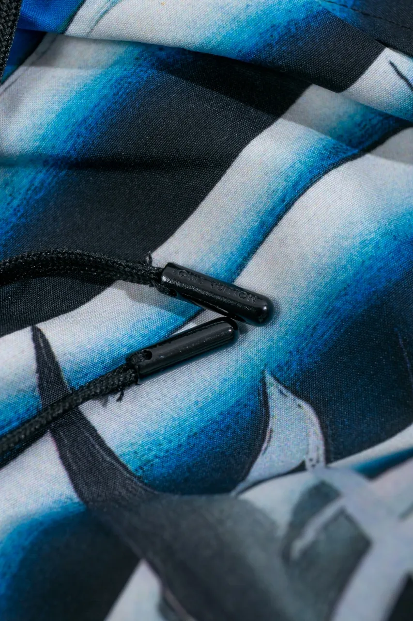 LV 24ss new spring and summer beach shorts feature eye-catching Damier Pacific prints, with Monogram flowers and elegant Damier trims to set off the tropical beach under the bright moonlight. Complete your summer vacation look with the same style. High version code number: S.M.L.XL