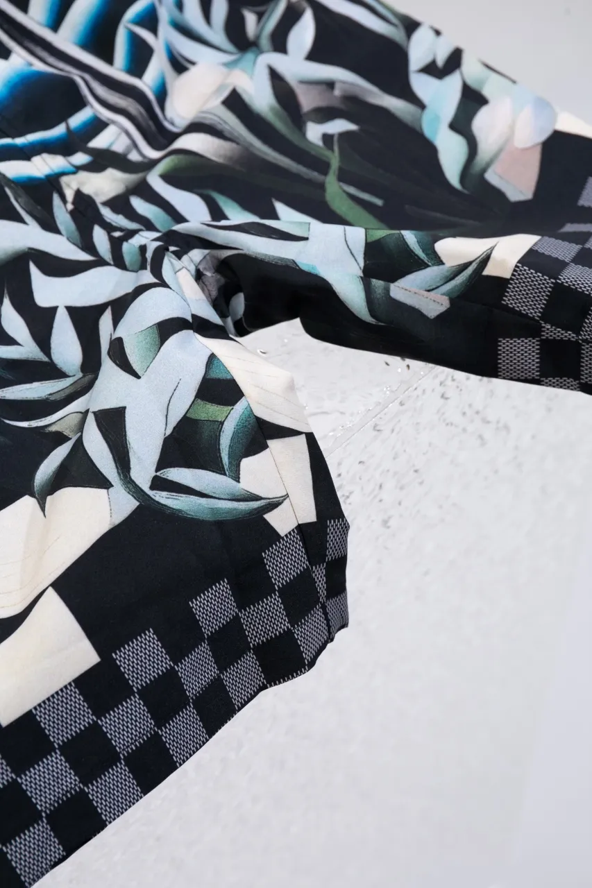 LV 24ss new spring and summer beach shorts feature eye-catching Damier Pacific prints, with Monogram flowers and elegant Damier trims to set off the tropical beach under the bright moonlight. Complete your summer vacation look with the same style. High version code number: S.M.L.XL
