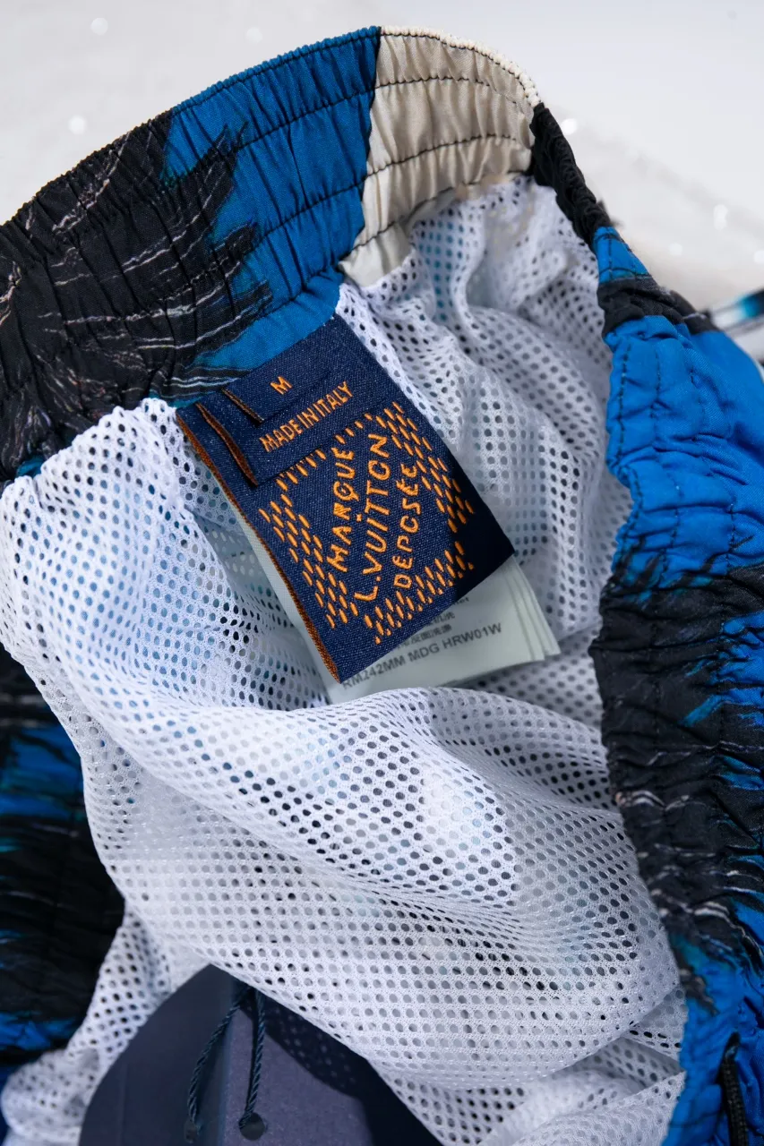LV 24ss new spring and summer beach shorts feature eye-catching Damier Pacific prints, with Monogram flowers and elegant Damier trims to set off the tropical beach under the bright moonlight. Complete your summer vacation look with the same style. High version code number: S.M.L.XL
