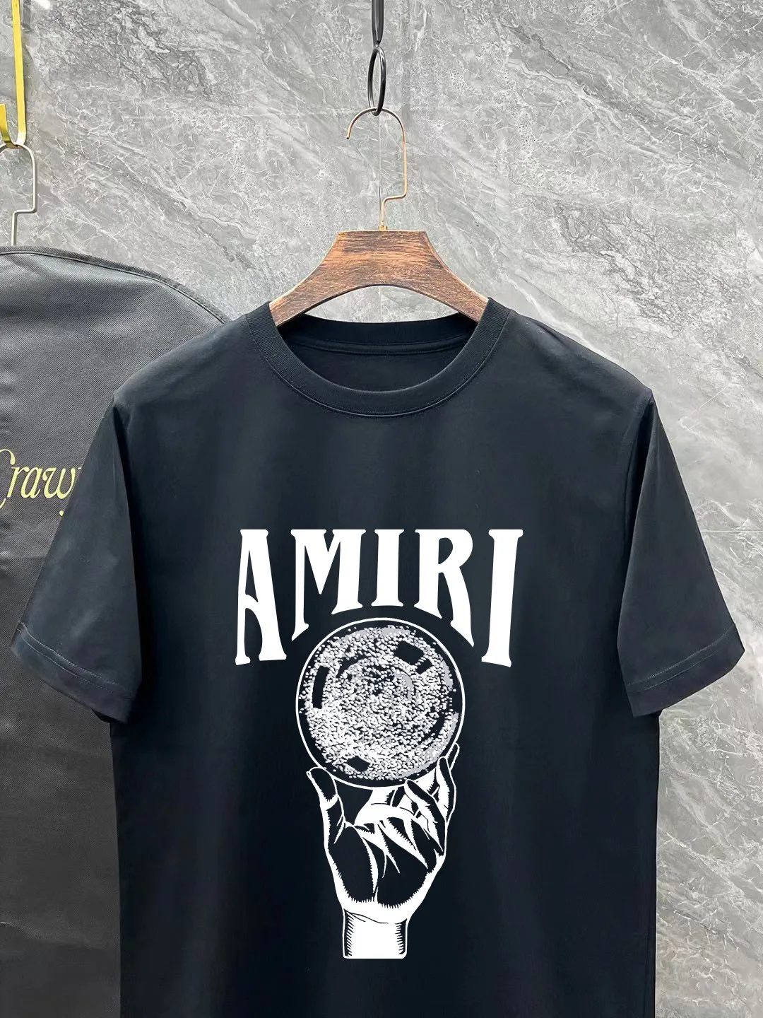 P140 AMIRI# 2025 spring and summer new style debut counter, the latest short-sleeved round neck T-shirt, high-end custom design, avant-garde and fashionable! The brand logo is designed with heavy craftsmanship. High-end customized 260g fabric. Soft to the touch. Comfortable to wear. Exquisite stitching at the counter level. Fine workmanship. The upper body effect is incomparably handsome! A must-have item for a stylish man! Color: black. White! Size: S-2XL