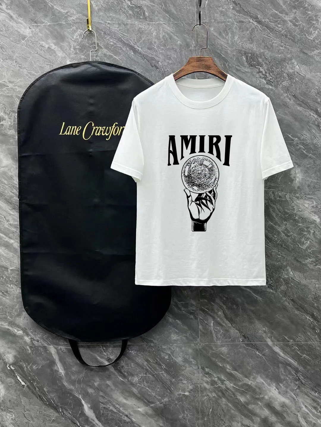 P140 AMIRI# 2025 spring and summer new style debut counter, the latest short-sleeved round neck T-shirt, high-end custom design, avant-garde and fashionable! The brand logo is designed with heavy craftsmanship. High-end customized 260g fabric. Soft to the touch. Comfortable to wear. Exquisite stitching at the counter level. Fine workmanship. The upper body effect is incomparably handsome! A must-have item for a stylish man! Color: black. White! Size: S-2XL