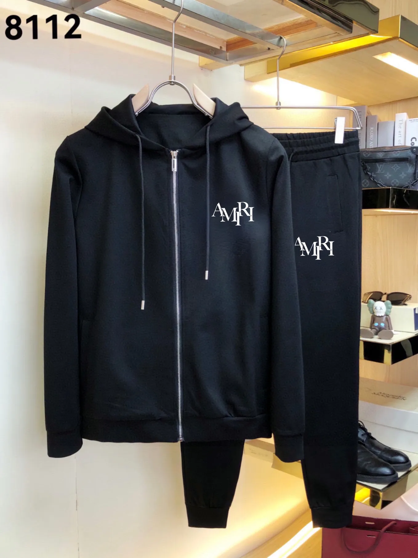 P400 [AMIRI] (Gospel for Fatty) hot-selling suit is coming. Focus on the original version of the official website. 2025 new hot-selling cardigan and sweatshirt suit. The original order is the best product🇭🇰. It is the meticulous work of top designers. It has a fitting and perfect upper body effect. All-natural high-quality Roman cotton 100%, close-fitting comfort, noble and elegant! Original hardware embodies elegance and nobility! Counter size: M-5XL (maximum wear up to 220 pounds)