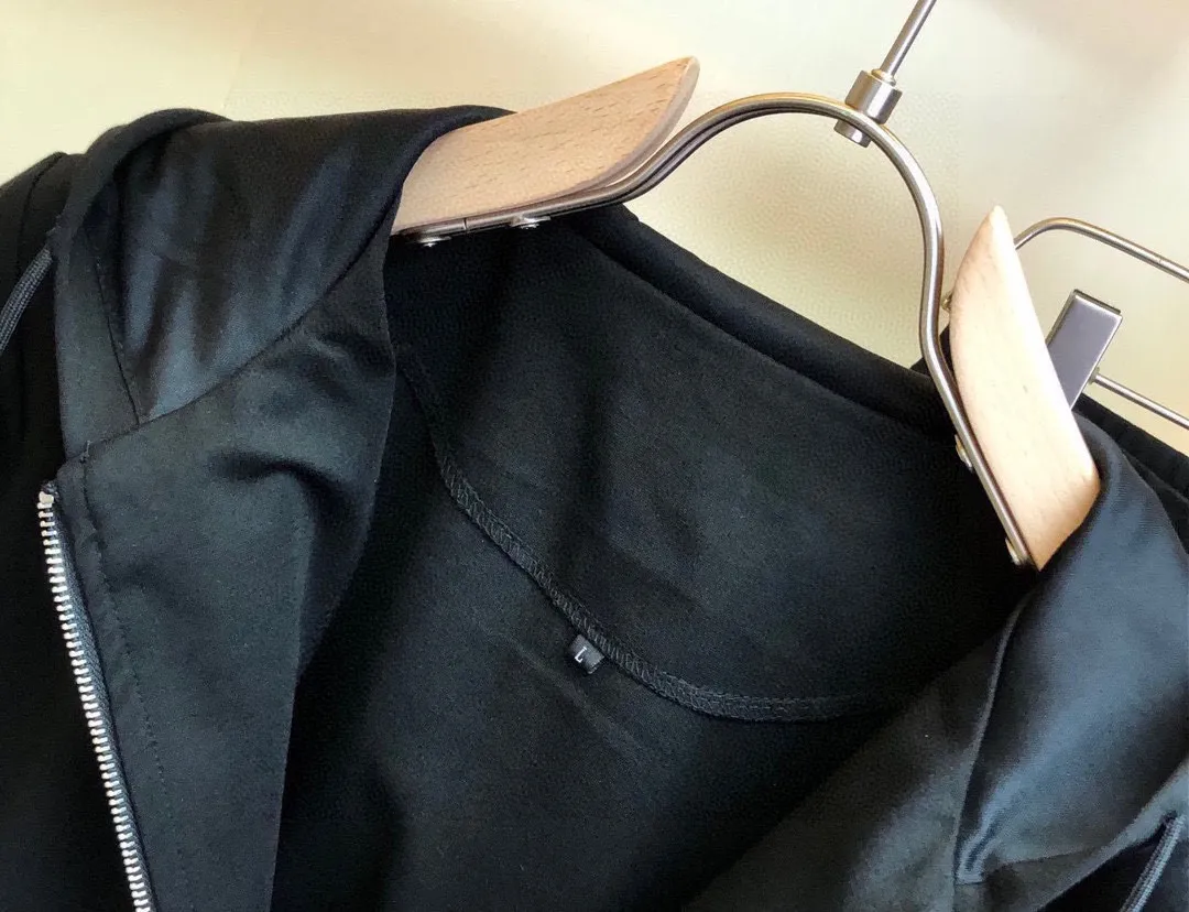 P400 [AMIRI] (Gospel for Fatty) hot-selling suit is coming. Focus on the original version of the official website. 2025 new hot-selling cardigan and sweatshirt suit. The original order is the best product🇭🇰. It is the meticulous work of top designers. It has a fitting and perfect upper body effect. All-natural high-quality Roman cotton 100%, close-fitting comfort, noble and elegant! Original hardware embodies elegance and nobility! Counter size: M-5XL (maximum wear up to 220 pounds)
