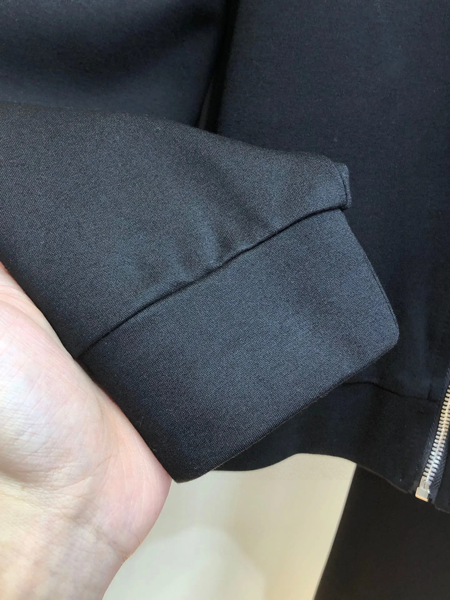 P400 [AMIRI] (Gospel for Fatty) hot-selling suit is coming. Focus on the original version of the official website. 2025 new hot-selling cardigan and sweatshirt suit. The original order is the best product🇭🇰. It is the meticulous work of top designers. It has a fitting and perfect upper body effect. All-natural high-quality Roman cotton 100%, close-fitting comfort, noble and elegant! Original hardware embodies elegance and nobility! Counter size: M-5XL (maximum wear up to 220 pounds)