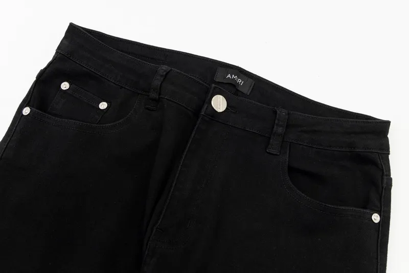 P240 Style No.: [B867] Heavy-duty AMIRI MX1 zippered high street jeans, slim fit, stretchy washed knife-cut trousers, FOG high street men's trendy AMIRI black patchwork jeans Color: black Size: 28-30-32-34-36 (s-xxl) amiri is transliterated as Emil, which is the name of the founder. Mike Amiri, the founder of amiri, grew up in Los Angeles, USA, and was influenced by local street culture and Punk Rock since he was a child. Due to his influence, he founded the amiri brand named after himself. A variety of trendy clothing meets the needs of different fashion players. Amiri clothing has novel and unique styles and is a well-known street brand in the United States. The styles and styles of many clothes are loved by many street photographers. The various clothing styles meet the dressing needs of different people, show their unique temperament, and show the trend of dressing. amiri's jeans are relatively famous. Not only do they have many styles, but the quality of the jeans is also very good. Many celebrities have also worn amiri brand jeans.  The jeans of the amiri brand break through the production process and cutting of the original jeans. The fabrics are relatively soft and comfortable, and are not as hard as some jeans, which can irritate the skin and cause the skin to bleed when worn. Los Angeles trendy brand Amiri's jeans are made with great detail from tailoring to texture, adding wrinkles, bullet holes, damage and other details to add to the trendiness of the jeans. You can choose the style that suits you according to your own needs. Only when you wear a suitable style can you have a certain sense of fashion.  In recent years, high street has become a word that appears more and more frequently in men's clothing, and high street style has become an important direction for everyone's matching. High street-related items basically cannot avoid oversize or drop-shoulder tops, and the lower body is matched with trackpants or tight-fitting saboteurs. Among them, in my opinion, the most representative one may be saboteur. What I bring to you today is the MX1 zipper worn by many Internet celebrities in Xiaohongshu. It is operated by Ningbo washing factory. Front and back. The trouser legs have a beautiful fading color. Full of high-end feel. Knee part damage design with leather patchwork design. Already used as facade design. Leather waist nameplate. Customized crotch placket hardware. Engraving molding. The focus of this style is not on washing, but on the shape and version of the damage. The secret lies in the craftsmanship of the master. Later, the cost of fraying, horse cutting, knife cutting, etc. These hand-made products are far beyond comparison with assembly line products.