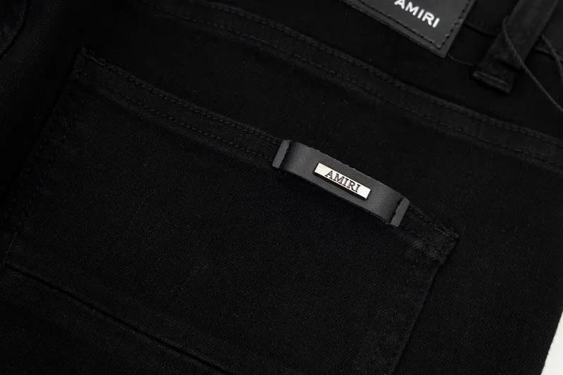 P240 Style No.: [B867] Heavy-duty AMIRI MX1 zippered high street jeans, slim fit, stretchy washed knife-cut trousers, FOG high street men's trendy AMIRI black patchwork jeans Color: black Size: 28-30-32-34-36 (s-xxl) amiri is transliterated as Emil, which is the name of the founder. Mike Amiri, the founder of amiri, grew up in Los Angeles, USA, and was influenced by local street culture and Punk Rock since he was a child. Due to his influence, he founded the amiri brand named after himself. A variety of trendy clothing meets the needs of different fashion players. Amiri clothing has novel and unique styles and is a well-known street brand in the United States. The styles and styles of many clothes are loved by many street photographers. The various clothing styles meet the dressing needs of different people, show their unique temperament, and show the trend of dressing. amiri's jeans are relatively famous. Not only do they have many styles, but the quality of the jeans is also very good. Many celebrities have also worn amiri brand jeans.  The jeans of the amiri brand break through the production process and cutting of the original jeans. The fabrics are relatively soft and comfortable, and are not as hard as some jeans, which can irritate the skin and cause the skin to bleed when worn. Los Angeles trendy brand Amiri's jeans are made with great detail from tailoring to texture, adding wrinkles, bullet holes, damage and other details to add to the trendiness of the jeans. You can choose the style that suits you according to your own needs. Only when you wear a suitable style can you have a certain sense of fashion.  In recent years, high street has become a word that appears more and more frequently in men's clothing, and high street style has become an important direction for everyone's matching. High street-related items basically cannot avoid oversize or drop-shoulder tops, and the lower body is matched with trackpants or tight-fitting saboteurs. Among them, in my opinion, the most representative one may be saboteur. What I bring to you today is the MX1 zipper worn by many Internet celebrities in Xiaohongshu. It is operated by Ningbo washing factory. Front and back. The trouser legs have a beautiful fading color. Full of high-end feel. Knee part damage design with leather patchwork design. Already used as facade design. Leather waist nameplate. Customized crotch placket hardware. Engraving molding. The focus of this style is not on washing, but on the shape and version of the damage. The secret lies in the craftsmanship of the master. Later, the cost of fraying, horse cutting, knife cutting, etc. These hand-made products are far beyond comparison with assembly line products.