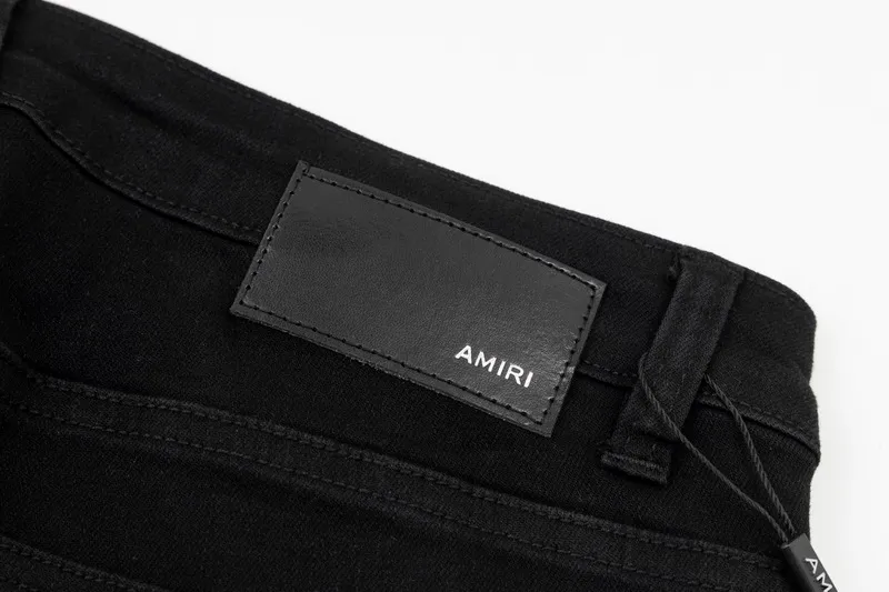 P240 Style No.: [B867] Heavy-duty AMIRI MX1 zippered high street jeans, slim fit, stretchy washed knife-cut trousers, FOG high street men's trendy AMIRI black patchwork jeans Color: black Size: 28-30-32-34-36 (s-xxl) amiri is transliterated as Emil, which is the name of the founder. Mike Amiri, the founder of amiri, grew up in Los Angeles, USA, and was influenced by local street culture and Punk Rock since he was a child. Due to his influence, he founded the amiri brand named after himself. A variety of trendy clothing meets the needs of different fashion players. Amiri clothing has novel and unique styles and is a well-known street brand in the United States. The styles and styles of many clothes are loved by many street photographers. The various clothing styles meet the dressing needs of different people, show their unique temperament, and show the trend of dressing. amiri's jeans are relatively famous. Not only do they have many styles, but the quality of the jeans is also very good. Many celebrities have also worn amiri brand jeans.  The jeans of the amiri brand break through the production process and cutting of the original jeans. The fabrics are relatively soft and comfortable, and are not as hard as some jeans, which can irritate the skin and cause the skin to bleed when worn. Los Angeles trendy brand Amiri's jeans are made with great detail from tailoring to texture, adding wrinkles, bullet holes, damage and other details to add to the trendiness of the jeans. You can choose the style that suits you according to your own needs. Only when you wear a suitable style can you have a certain sense of fashion.  In recent years, high street has become a word that appears more and more frequently in men's clothing, and high street style has become an important direction for everyone's matching. High street-related items basically cannot avoid oversize or drop-shoulder tops, and the lower body is matched with trackpants or tight-fitting saboteurs. Among them, in my opinion, the most representative one may be saboteur. What I bring to you today is the MX1 zipper worn by many Internet celebrities in Xiaohongshu. It is operated by Ningbo washing factory. Front and back. The trouser legs have a beautiful fading color. Full of high-end feel. Knee part damage design with leather patchwork design. Already used as facade design. Leather waist nameplate. Customized crotch placket hardware. Engraving molding. The focus of this style is not on washing, but on the shape and version of the damage. The secret lies in the craftsmanship of the master. Later, the cost of fraying, horse cutting, knife cutting, etc. These hand-made products are far beyond comparison with assembly line products.