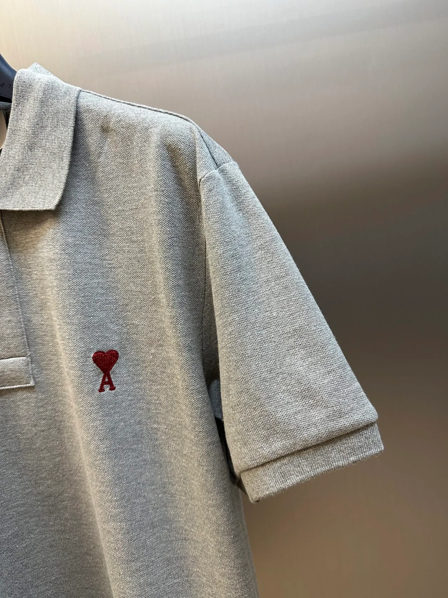 🅿️310 Ami Paris Love Embroidered Polo Shirt is made of custom-made Dreamweaver honeycomb cotton. A bright red love heart appears on the chest like a work of art. It complements the AMI embroidery on the back and adds brand recognition.  Adopt imported machine embroidery technology, use advanced computer control system and precision mechanical components to realize Ami love embroidery work size: s m l xl