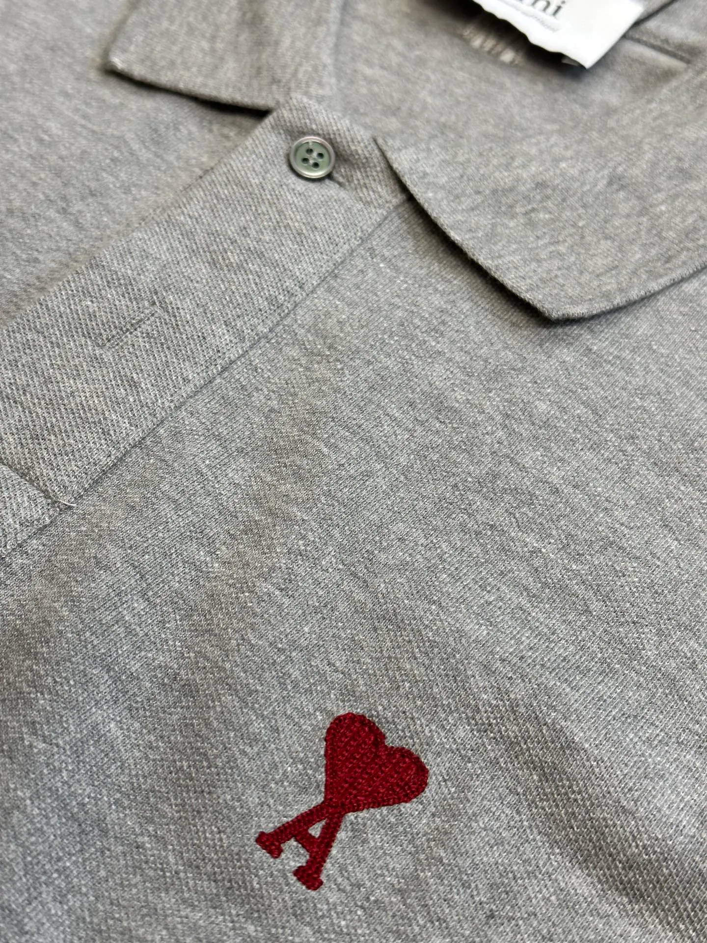 🅿️310 Ami Paris Love Embroidered Polo Shirt is made of custom-made Dreamweaver honeycomb cotton. A bright red love heart appears on the chest like a work of art. It complements the AMI embroidery on the back and adds brand recognition.  Adopt imported machine embroidery technology, use advanced computer control system and precision mechanical components to realize Ami love embroidery work size: s m l xl