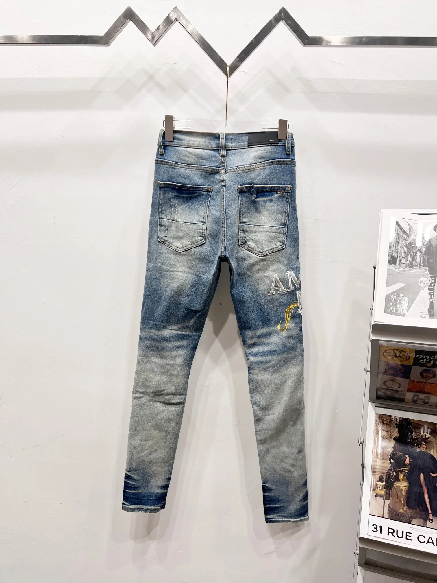 P250 Style number: (c073) AMIRI & AMIRI 2025 new heavy-duty embroidered letter yellow patch couple's washed stretch jeans. Top ceiling quality. Styles with different washed textures, very friendly to people with thin legs and thick legs. The straight slim fit is very flattering to the leg shape. The moderate length that never goes out of style, easy and casual to match. The basic styling of various styles, a must-have in the wardrobe! The fabric is stiff but also makes the upper body soft without losing texture. The washing process is even more perfect. It is a must-have item for everyone! ! ! Washed wheat, hang tag, pants label, three labels complete Color: light blue Size: 28, 30, 32, 34, 36