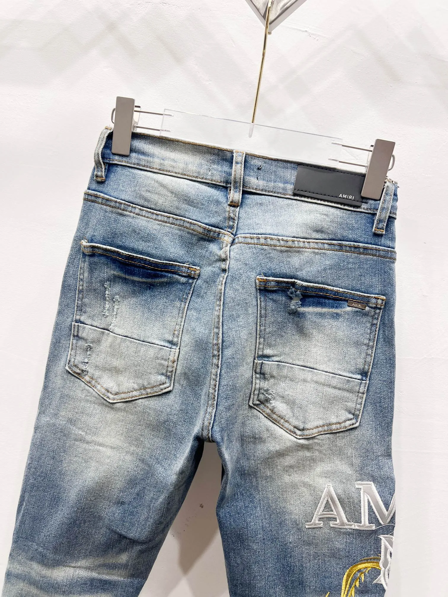 P250 Style number: (c073) AMIRI & AMIRI 2025 new heavy-duty embroidered letter yellow patch couple's washed stretch jeans. Top ceiling quality. Styles with different washed textures, very friendly to people with thin legs and thick legs. The straight slim fit is very flattering to the leg shape. The moderate length that never goes out of style, easy and casual to match. The basic styling of various styles, a must-have in the wardrobe! The fabric is stiff but also makes the upper body soft without losing texture. The washing process is even more perfect. It is a must-have item for everyone! ! ! Washed wheat, hang tag, pants label, three labels complete Color: light blue Size: 28, 30, 32, 34, 36