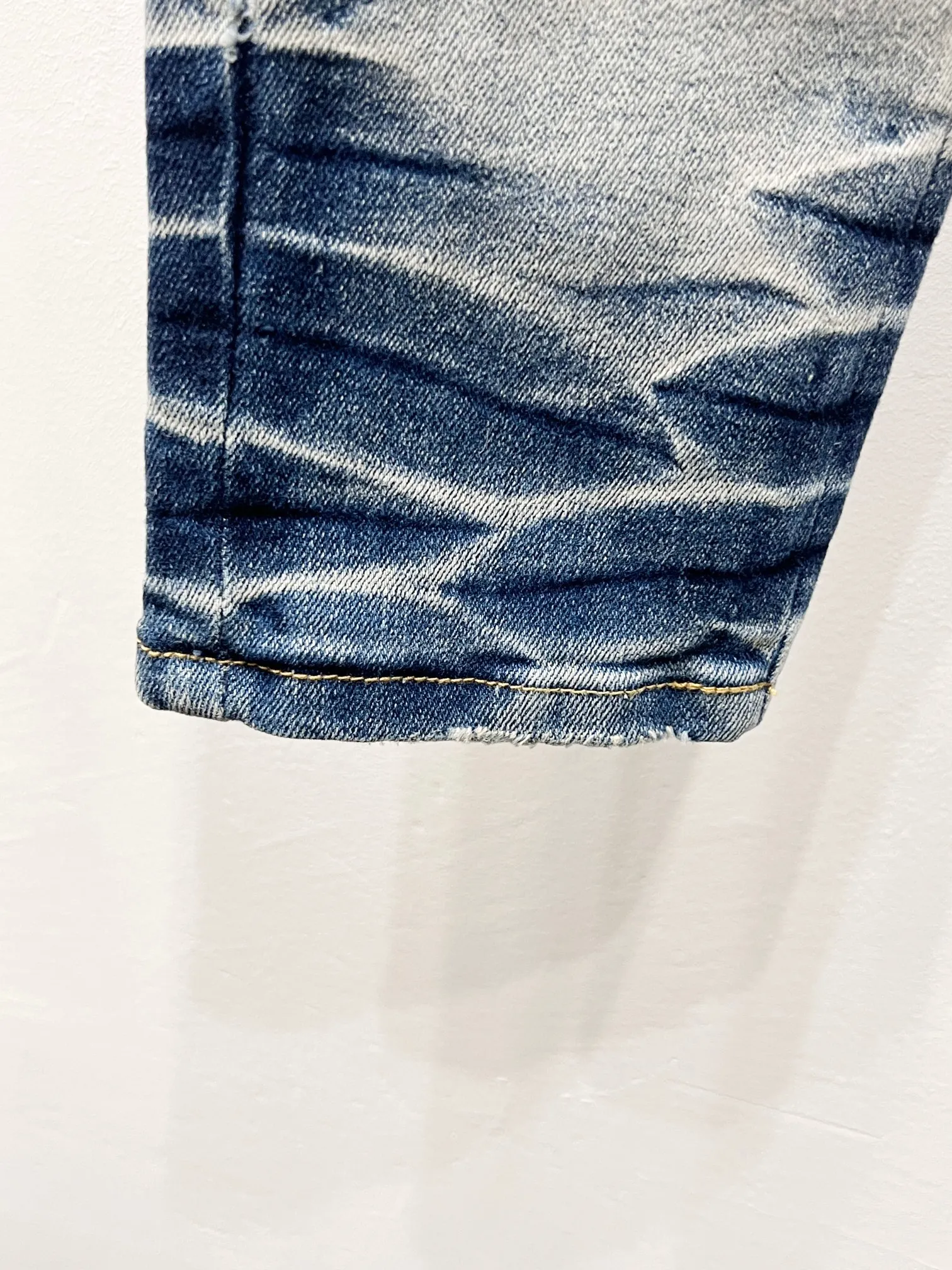 P250 Style number: (c073) AMIRI & AMIRI 2025 new heavy-duty embroidered letter yellow patch couple's washed stretch jeans. Top ceiling quality. Styles with different washed textures, very friendly to people with thin legs and thick legs. The straight slim fit is very flattering to the leg shape. The moderate length that never goes out of style, easy and casual to match. The basic styling of various styles, a must-have in the wardrobe! The fabric is stiff but also makes the upper body soft without losing texture. The washing process is even more perfect. It is a must-have item for everyone! ! ! Washed wheat, hang tag, pants label, three labels complete Color: light blue Size: 28, 30, 32, 34, 36