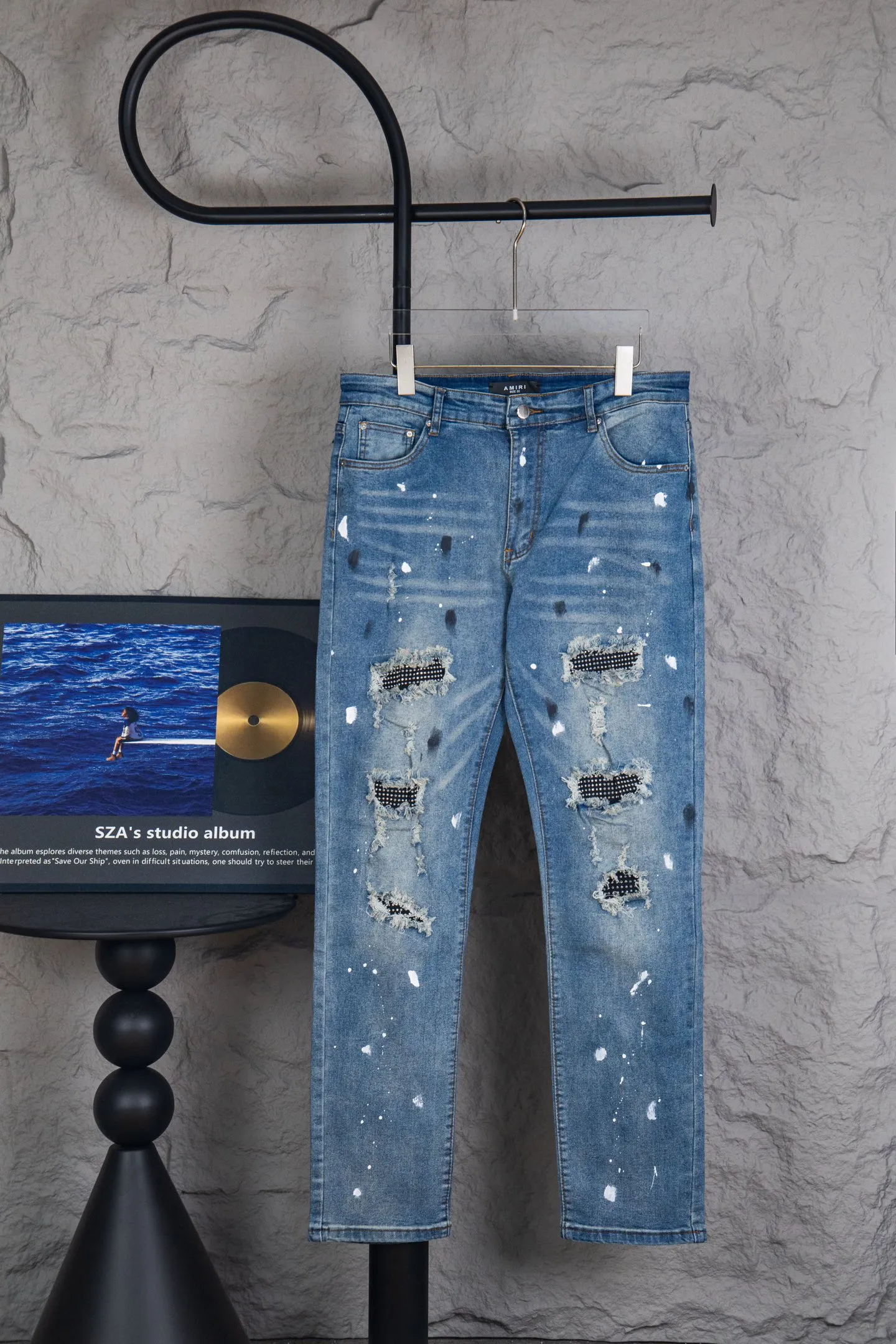 P230 Top Version Heavy Amiri Ripped Ink Patched Jeans High Street Slim Jeans Distressed Ripped High Street Slim Jeans Trousers - Top Quality - Introduction: amiri is transliterated as Emil, which is the name of the founder. Mike Amiri, the founder of amiri, grew up in Los Angeles, USA. He was influenced by local street culture and Punk Rock since childhood, so he founded the amiri brand named after himself. A variety of trendy clothing meets the needs of different trendy players. Amiri clothing has novel and unique styles and is a well-known street brand in the United States. The styles and styles of many clothes are loved by many street photographers. The various clothing styles meet the dressing needs of different people, show their unique temperament, and show the trend of dressing. amiri's jeans are relatively famous. Not only do they have many styles, but the quality of the jeans is also very good. Many celebrities have also worn amiri brand jeans.  The jeans of the amiri brand break through the production process and cutting of the original jeans. The fabrics are relatively soft and comfortable, and are not as hard as some jeans, which can irritate the skin and cause the skin to bleed when worn. Los Angeles trendy brand Amiri's jeans are made with great detail from tailoring to texture, adding wrinkles, bullet holes, damage and other details to add to the trendiness of the jeans. You can choose the style that suits you according to your own needs. Only when you wear a suitable style can you have a certain sense of fashion.  In recent years, high street has become a word that appears more and more frequently in men's clothing. High street style has also become an important direction for everyone's matching. High street-related items basically cannot avoid oversize or drop-shoulder tops. The lower body is matched with trackpants or tight-fitting denim. Among them, in my opinion, the most representative one is perhaps annihilation. What I bring to you today is the MX1 patchwork denim worn by many Internet celebrities in Xiaohongshu. It is operated by a Ningbo washing factory. Front and back. The trousers have a beautiful fading color with cat whiskers. Full of high-end sense. Knee part damage design with leather patchwork design. Already used as facade design. Leather waist nameplate. Customized crotch placket hardware. Engraving mold opening. The focus of this style is not on washing, but on the shape and version of the damage. The secret lies in the craftsmanship of the master. Later, the cost of fraying, horse cutting, knife cutting, etc. These hand-made products are far beyond comparison with assembly line products. Sizes 28-34, corresponding to S-XL