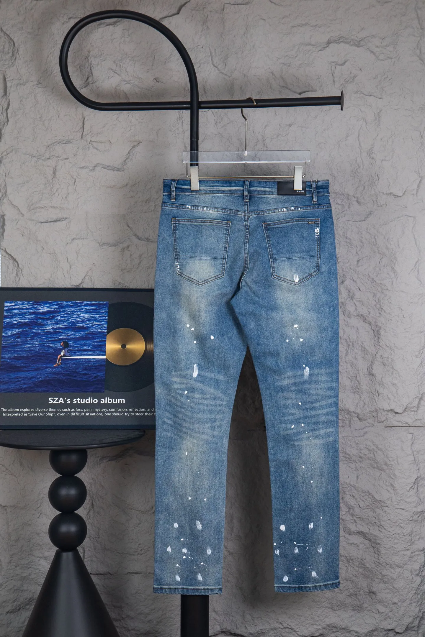P230 Top Version Heavy Amiri Ripped Ink Patched Jeans High Street Slim Jeans Distressed Ripped High Street Slim Jeans Trousers - Top Quality - Introduction: amiri is transliterated as Emil, which is the name of the founder. Mike Amiri, the founder of amiri, grew up in Los Angeles, USA. He was influenced by local street culture and Punk Rock since childhood, so he founded the amiri brand named after himself. A variety of trendy clothing meets the needs of different trendy players. Amiri clothing has novel and unique styles and is a well-known street brand in the United States. The styles and styles of many clothes are loved by many street photographers. The various clothing styles meet the dressing needs of different people, show their unique temperament, and show the trend of dressing. amiri's jeans are relatively famous. Not only do they have many styles, but the quality of the jeans is also very good. Many celebrities have also worn amiri brand jeans.  The jeans of the amiri brand break through the production process and cutting of the original jeans. The fabrics are relatively soft and comfortable, and are not as hard as some jeans, which can irritate the skin and cause the skin to bleed when worn. Los Angeles trendy brand Amiri's jeans are made with great detail from tailoring to texture, adding wrinkles, bullet holes, damage and other details to add to the trendiness of the jeans. You can choose the style that suits you according to your own needs. Only when you wear a suitable style can you have a certain sense of fashion.  In recent years, high street has become a word that appears more and more frequently in men's clothing. High street style has also become an important direction for everyone's matching. High street-related items basically cannot avoid oversize or drop-shoulder tops. The lower body is matched with trackpants or tight-fitting denim. Among them, in my opinion, the most representative one is perhaps annihilation. What I bring to you today is the MX1 patchwork denim worn by many Internet celebrities in Xiaohongshu. It is operated by a Ningbo washing factory. Front and back. The trousers have a beautiful fading color with cat whiskers. Full of high-end sense. Knee part damage design with leather patchwork design. Already used as facade design. Leather waist nameplate. Customized crotch placket hardware. Engraving mold opening. The focus of this style is not on washing, but on the shape and version of the damage. The secret lies in the craftsmanship of the master. Later, the cost of fraying, horse cutting, knife cutting, etc. These hand-made products are far beyond comparison with assembly line products. Sizes 28-34, corresponding to S-XL