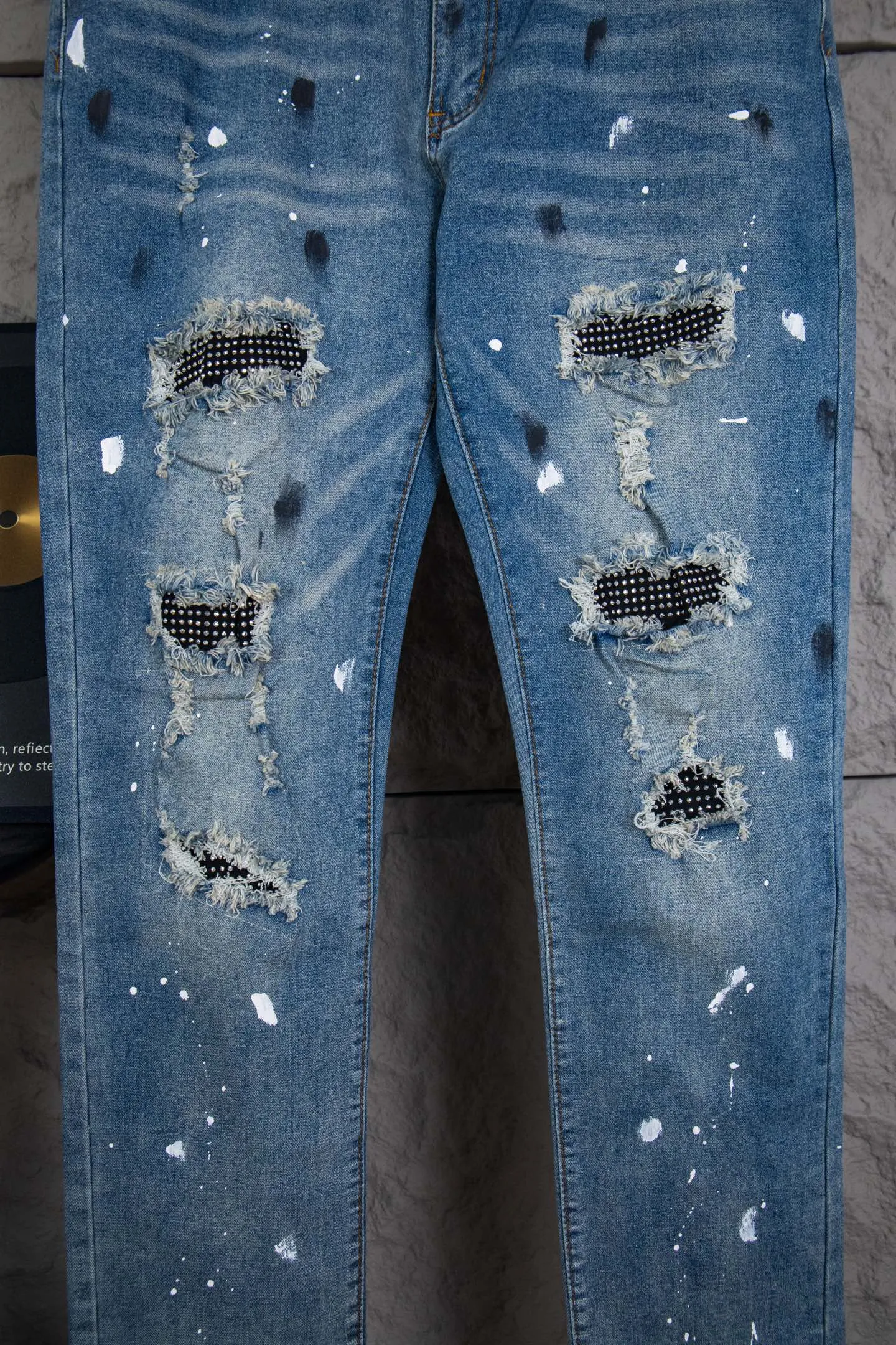 P230 Top Version Heavy Amiri Ripped Ink Patched Jeans High Street Slim Jeans Distressed Ripped High Street Slim Jeans Trousers - Top Quality - Introduction: amiri is transliterated as Emil, which is the name of the founder. Mike Amiri, the founder of amiri, grew up in Los Angeles, USA. He was influenced by local street culture and Punk Rock since childhood, so he founded the amiri brand named after himself. A variety of trendy clothing meets the needs of different trendy players. Amiri clothing has novel and unique styles and is a well-known street brand in the United States. The styles and styles of many clothes are loved by many street photographers. The various clothing styles meet the dressing needs of different people, show their unique temperament, and show the trend of dressing. amiri's jeans are relatively famous. Not only do they have many styles, but the quality of the jeans is also very good. Many celebrities have also worn amiri brand jeans.  The jeans of the amiri brand break through the production process and cutting of the original jeans. The fabrics are relatively soft and comfortable, and are not as hard as some jeans, which can irritate the skin and cause the skin to bleed when worn. Los Angeles trendy brand Amiri's jeans are made with great detail from tailoring to texture, adding wrinkles, bullet holes, damage and other details to add to the trendiness of the jeans. You can choose the style that suits you according to your own needs. Only when you wear a suitable style can you have a certain sense of fashion.  In recent years, high street has become a word that appears more and more frequently in men's clothing. High street style has also become an important direction for everyone's matching. High street-related items basically cannot avoid oversize or drop-shoulder tops. The lower body is matched with trackpants or tight-fitting denim. Among them, in my opinion, the most representative one is perhaps annihilation. What I bring to you today is the MX1 patchwork denim worn by many Internet celebrities in Xiaohongshu. It is operated by a Ningbo washing factory. Front and back. The trousers have a beautiful fading color with cat whiskers. Full of high-end sense. Knee part damage design with leather patchwork design. Already used as facade design. Leather waist nameplate. Customized crotch placket hardware. Engraving mold opening. The focus of this style is not on washing, but on the shape and version of the damage. The secret lies in the craftsmanship of the master. Later, the cost of fraying, horse cutting, knife cutting, etc. These hand-made products are far beyond comparison with assembly line products. Sizes 28-34, corresponding to S-XL
