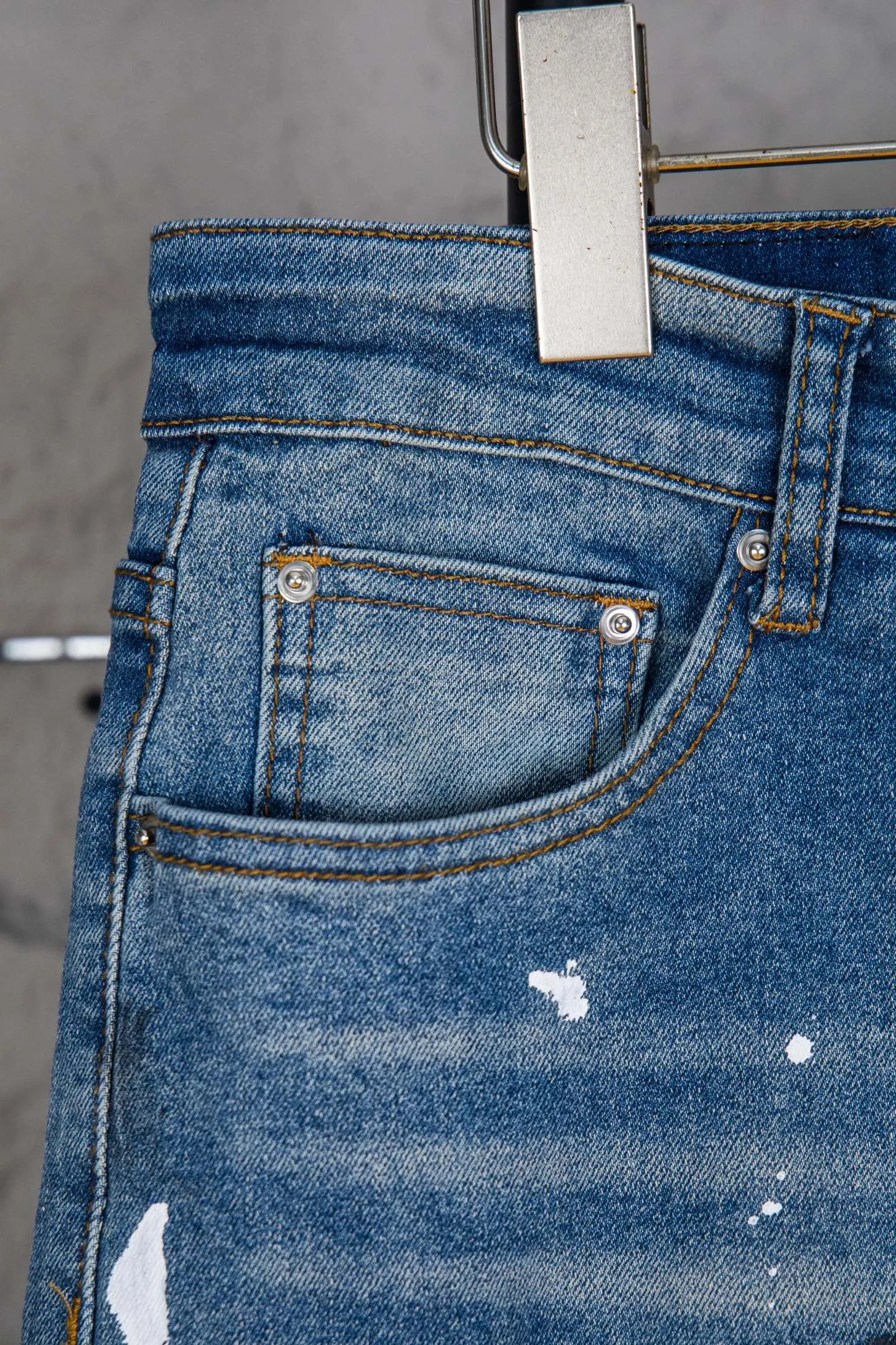 P230 Top Version Heavy Amiri Ripped Ink Patched Jeans High Street Slim Jeans Distressed Ripped High Street Slim Jeans Trousers - Top Quality - Introduction: amiri is transliterated as Emil, which is the name of the founder. Mike Amiri, the founder of amiri, grew up in Los Angeles, USA. He was influenced by local street culture and Punk Rock since childhood, so he founded the amiri brand named after himself. A variety of trendy clothing meets the needs of different trendy players. Amiri clothing has novel and unique styles and is a well-known street brand in the United States. The styles and styles of many clothes are loved by many street photographers. The various clothing styles meet the dressing needs of different people, show their unique temperament, and show the trend of dressing. amiri's jeans are relatively famous. Not only do they have many styles, but the quality of the jeans is also very good. Many celebrities have also worn amiri brand jeans.  The jeans of the amiri brand break through the production process and cutting of the original jeans. The fabrics are relatively soft and comfortable, and are not as hard as some jeans, which can irritate the skin and cause the skin to bleed when worn. Los Angeles trendy brand Amiri's jeans are made with great detail from tailoring to texture, adding wrinkles, bullet holes, damage and other details to add to the trendiness of the jeans. You can choose the style that suits you according to your own needs. Only when you wear a suitable style can you have a certain sense of fashion.  In recent years, high street has become a word that appears more and more frequently in men's clothing. High street style has also become an important direction for everyone's matching. High street-related items basically cannot avoid oversize or drop-shoulder tops. The lower body is matched with trackpants or tight-fitting denim. Among them, in my opinion, the most representative one is perhaps annihilation. What I bring to you today is the MX1 patchwork denim worn by many Internet celebrities in Xiaohongshu. It is operated by a Ningbo washing factory. Front and back. The trousers have a beautiful fading color with cat whiskers. Full of high-end sense. Knee part damage design with leather patchwork design. Already used as facade design. Leather waist nameplate. Customized crotch placket hardware. Engraving mold opening. The focus of this style is not on washing, but on the shape and version of the damage. The secret lies in the craftsmanship of the master. Later, the cost of fraying, horse cutting, knife cutting, etc. These hand-made products are far beyond comparison with assembly line products. Sizes 28-34, corresponding to S-XL