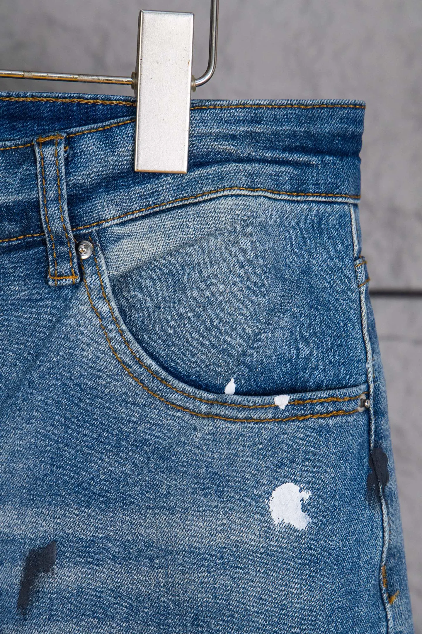 P230 Top Version Heavy Amiri Ripped Ink Patched Jeans High Street Slim Jeans Distressed Ripped High Street Slim Jeans Trousers - Top Quality - Introduction: amiri is transliterated as Emil, which is the name of the founder. Mike Amiri, the founder of amiri, grew up in Los Angeles, USA. He was influenced by local street culture and Punk Rock since childhood, so he founded the amiri brand named after himself. A variety of trendy clothing meets the needs of different trendy players. Amiri clothing has novel and unique styles and is a well-known street brand in the United States. The styles and styles of many clothes are loved by many street photographers. The various clothing styles meet the dressing needs of different people, show their unique temperament, and show the trend of dressing. amiri's jeans are relatively famous. Not only do they have many styles, but the quality of the jeans is also very good. Many celebrities have also worn amiri brand jeans.  The jeans of the amiri brand break through the production process and cutting of the original jeans. The fabrics are relatively soft and comfortable, and are not as hard as some jeans, which can irritate the skin and cause the skin to bleed when worn. Los Angeles trendy brand Amiri's jeans are made with great detail from tailoring to texture, adding wrinkles, bullet holes, damage and other details to add to the trendiness of the jeans. You can choose the style that suits you according to your own needs. Only when you wear a suitable style can you have a certain sense of fashion.  In recent years, high street has become a word that appears more and more frequently in men's clothing. High street style has also become an important direction for everyone's matching. High street-related items basically cannot avoid oversize or drop-shoulder tops. The lower body is matched with trackpants or tight-fitting denim. Among them, in my opinion, the most representative one is perhaps annihilation. What I bring to you today is the MX1 patchwork denim worn by many Internet celebrities in Xiaohongshu. It is operated by a Ningbo washing factory. Front and back. The trousers have a beautiful fading color with cat whiskers. Full of high-end sense. Knee part damage design with leather patchwork design. Already used as facade design. Leather waist nameplate. Customized crotch placket hardware. Engraving mold opening. The focus of this style is not on washing, but on the shape and version of the damage. The secret lies in the craftsmanship of the master. Later, the cost of fraying, horse cutting, knife cutting, etc. These hand-made products are far beyond comparison with assembly line products. Sizes 28-34, corresponding to S-XL