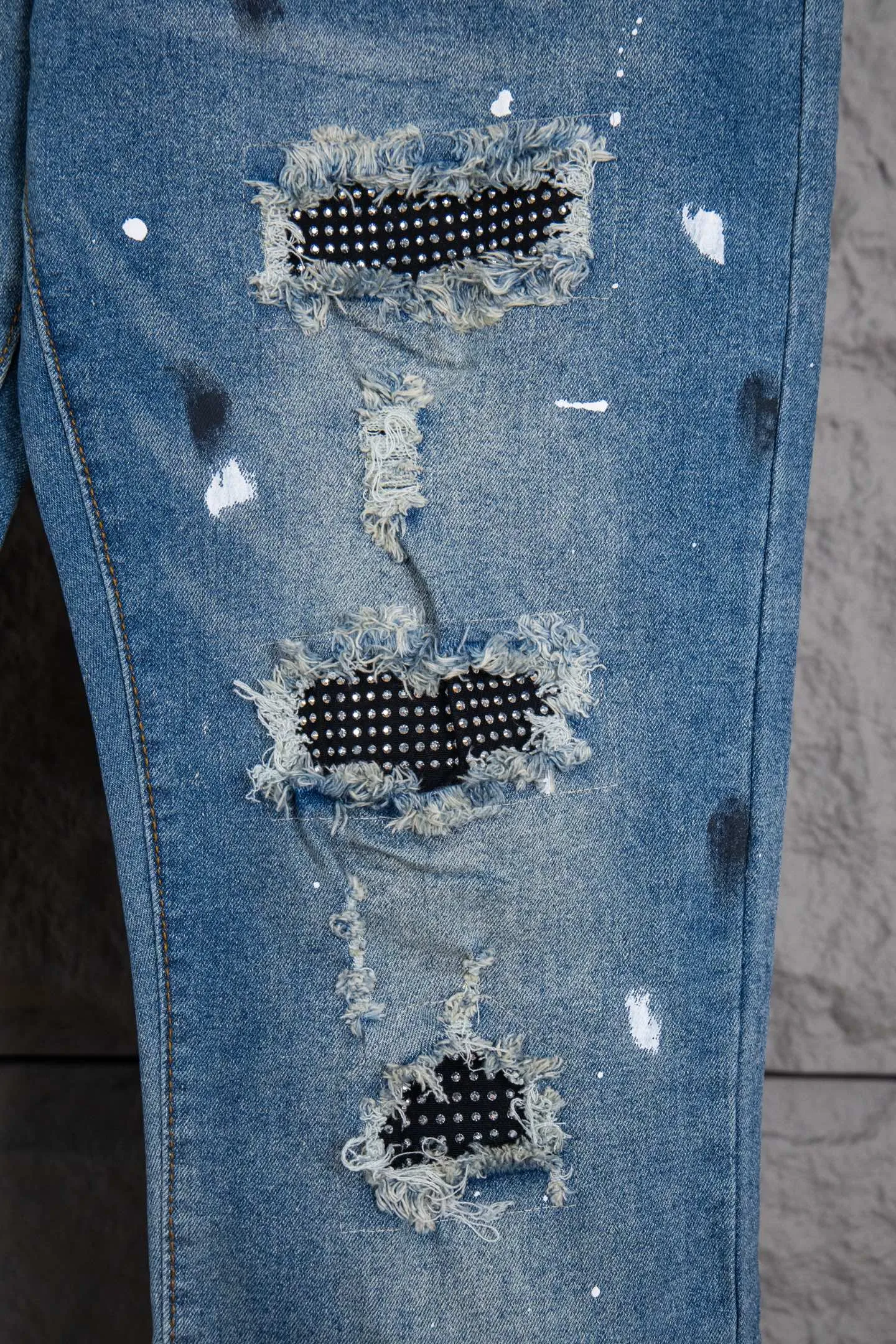 P230 Top Version Heavy Amiri Ripped Ink Patched Jeans High Street Slim Jeans Distressed Ripped High Street Slim Jeans Trousers - Top Quality - Introduction: amiri is transliterated as Emil, which is the name of the founder. Mike Amiri, the founder of amiri, grew up in Los Angeles, USA. He was influenced by local street culture and Punk Rock since childhood, so he founded the amiri brand named after himself. A variety of trendy clothing meets the needs of different trendy players. Amiri clothing has novel and unique styles and is a well-known street brand in the United States. The styles and styles of many clothes are loved by many street photographers. The various clothing styles meet the dressing needs of different people, show their unique temperament, and show the trend of dressing. amiri's jeans are relatively famous. Not only do they have many styles, but the quality of the jeans is also very good. Many celebrities have also worn amiri brand jeans.  The jeans of the amiri brand break through the production process and cutting of the original jeans. The fabrics are relatively soft and comfortable, and are not as hard as some jeans, which can irritate the skin and cause the skin to bleed when worn. Los Angeles trendy brand Amiri's jeans are made with great detail from tailoring to texture, adding wrinkles, bullet holes, damage and other details to add to the trendiness of the jeans. You can choose the style that suits you according to your own needs. Only when you wear a suitable style can you have a certain sense of fashion.  In recent years, high street has become a word that appears more and more frequently in men's clothing. High street style has also become an important direction for everyone's matching. High street-related items basically cannot avoid oversize or drop-shoulder tops. The lower body is matched with trackpants or tight-fitting denim. Among them, in my opinion, the most representative one is perhaps annihilation. What I bring to you today is the MX1 patchwork denim worn by many Internet celebrities in Xiaohongshu. It is operated by a Ningbo washing factory. Front and back. The trousers have a beautiful fading color with cat whiskers. Full of high-end sense. Knee part damage design with leather patchwork design. Already used as facade design. Leather waist nameplate. Customized crotch placket hardware. Engraving mold opening. The focus of this style is not on washing, but on the shape and version of the damage. The secret lies in the craftsmanship of the master. Later, the cost of fraying, horse cutting, knife cutting, etc. These hand-made products are far beyond comparison with assembly line products. Sizes 28-34, corresponding to S-XL