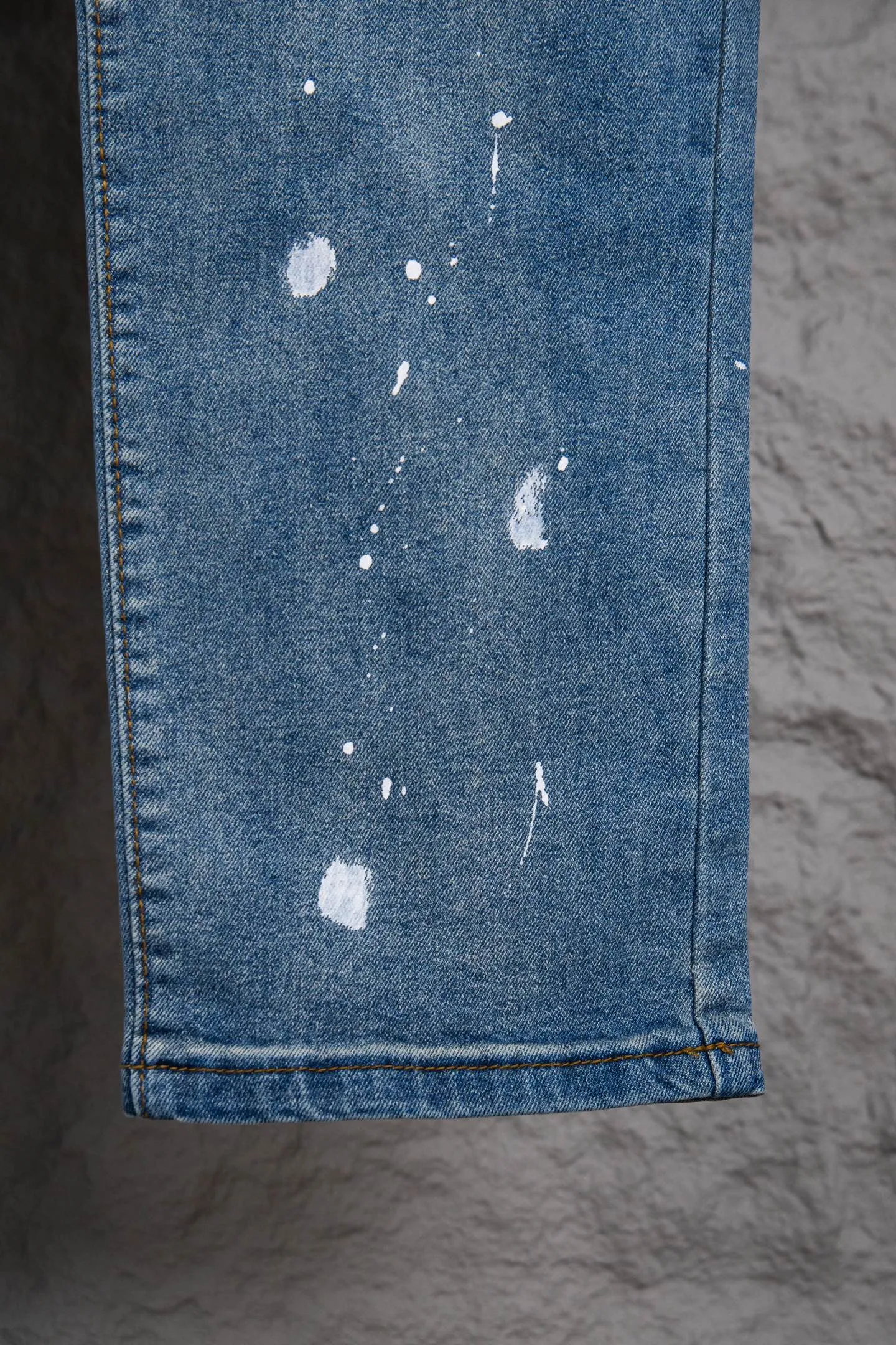 P230 Top Version Heavy Amiri Ripped Ink Patched Jeans High Street Slim Jeans Distressed Ripped High Street Slim Jeans Trousers - Top Quality - Introduction: amiri is transliterated as Emil, which is the name of the founder. Mike Amiri, the founder of amiri, grew up in Los Angeles, USA. He was influenced by local street culture and Punk Rock since childhood, so he founded the amiri brand named after himself. A variety of trendy clothing meets the needs of different trendy players. Amiri clothing has novel and unique styles and is a well-known street brand in the United States. The styles and styles of many clothes are loved by many street photographers. The various clothing styles meet the dressing needs of different people, show their unique temperament, and show the trend of dressing. amiri's jeans are relatively famous. Not only do they have many styles, but the quality of the jeans is also very good. Many celebrities have also worn amiri brand jeans.  The jeans of the amiri brand break through the production process and cutting of the original jeans. The fabrics are relatively soft and comfortable, and are not as hard as some jeans, which can irritate the skin and cause the skin to bleed when worn. Los Angeles trendy brand Amiri's jeans are made with great detail from tailoring to texture, adding wrinkles, bullet holes, damage and other details to add to the trendiness of the jeans. You can choose the style that suits you according to your own needs. Only when you wear a suitable style can you have a certain sense of fashion.  In recent years, high street has become a word that appears more and more frequently in men's clothing. High street style has also become an important direction for everyone's matching. High street-related items basically cannot avoid oversize or drop-shoulder tops. The lower body is matched with trackpants or tight-fitting denim. Among them, in my opinion, the most representative one is perhaps annihilation. What I bring to you today is the MX1 patchwork denim worn by many Internet celebrities in Xiaohongshu. It is operated by a Ningbo washing factory. Front and back. The trousers have a beautiful fading color with cat whiskers. Full of high-end sense. Knee part damage design with leather patchwork design. Already used as facade design. Leather waist nameplate. Customized crotch placket hardware. Engraving mold opening. The focus of this style is not on washing, but on the shape and version of the damage. The secret lies in the craftsmanship of the master. Later, the cost of fraying, horse cutting, knife cutting, etc. These hand-made products are far beyond comparison with assembly line products. Sizes 28-34, corresponding to S-XL