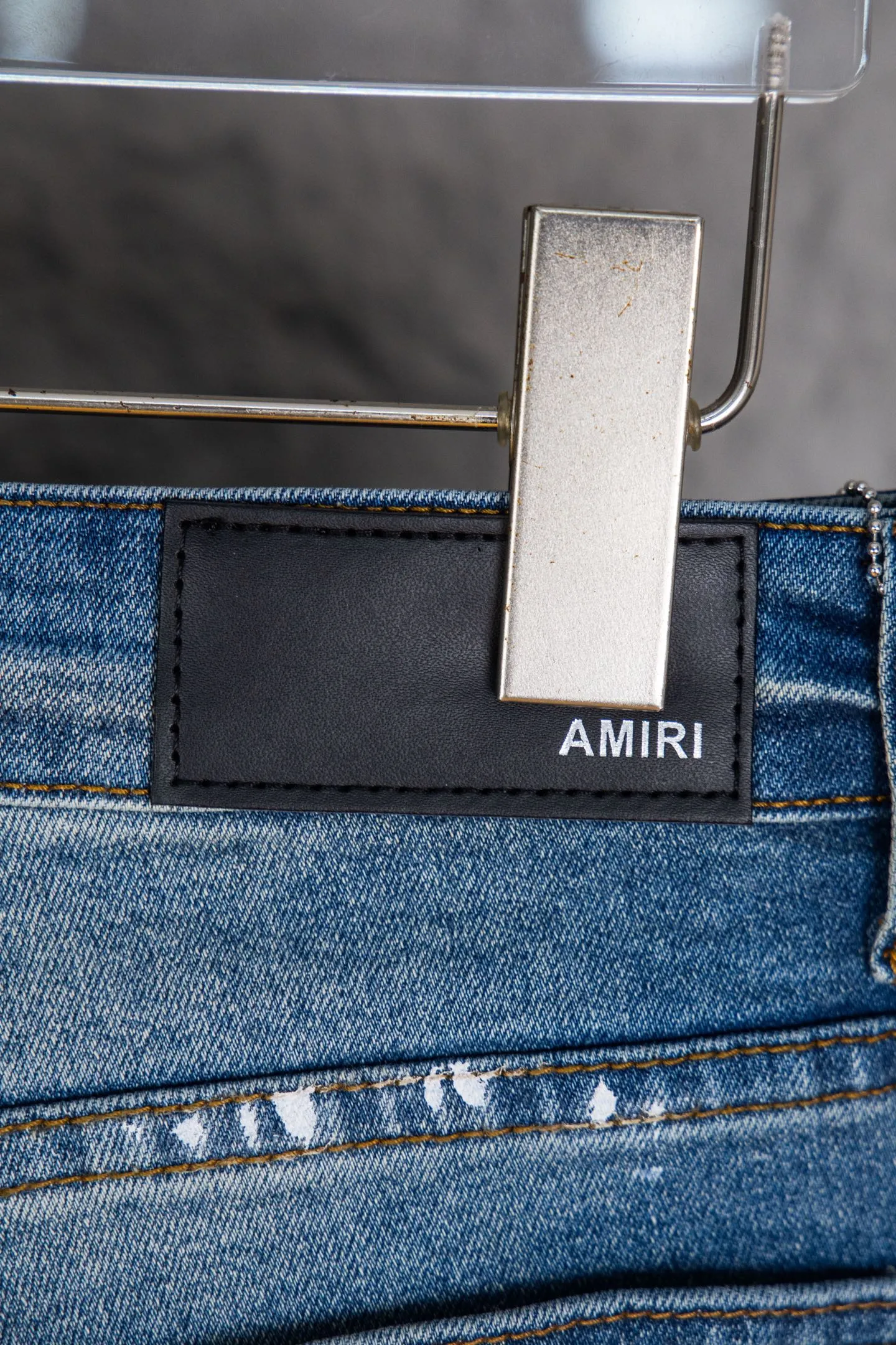 P230 Top Version Heavy Amiri Ripped Ink Patched Jeans High Street Slim Jeans Distressed Ripped High Street Slim Jeans Trousers - Top Quality - Introduction: amiri is transliterated as Emil, which is the name of the founder. Mike Amiri, the founder of amiri, grew up in Los Angeles, USA. He was influenced by local street culture and Punk Rock since childhood, so he founded the amiri brand named after himself. A variety of trendy clothing meets the needs of different trendy players. Amiri clothing has novel and unique styles and is a well-known street brand in the United States. The styles and styles of many clothes are loved by many street photographers. The various clothing styles meet the dressing needs of different people, show their unique temperament, and show the trend of dressing. amiri's jeans are relatively famous. Not only do they have many styles, but the quality of the jeans is also very good. Many celebrities have also worn amiri brand jeans.  The jeans of the amiri brand break through the production process and cutting of the original jeans. The fabrics are relatively soft and comfortable, and are not as hard as some jeans, which can irritate the skin and cause the skin to bleed when worn. Los Angeles trendy brand Amiri's jeans are made with great detail from tailoring to texture, adding wrinkles, bullet holes, damage and other details to add to the trendiness of the jeans. You can choose the style that suits you according to your own needs. Only when you wear a suitable style can you have a certain sense of fashion.  In recent years, high street has become a word that appears more and more frequently in men's clothing. High street style has also become an important direction for everyone's matching. High street-related items basically cannot avoid oversize or drop-shoulder tops. The lower body is matched with trackpants or tight-fitting denim. Among them, in my opinion, the most representative one is perhaps annihilation. What I bring to you today is the MX1 patchwork denim worn by many Internet celebrities in Xiaohongshu. It is operated by a Ningbo washing factory. Front and back. The trousers have a beautiful fading color with cat whiskers. Full of high-end sense. Knee part damage design with leather patchwork design. Already used as facade design. Leather waist nameplate. Customized crotch placket hardware. Engraving mold opening. The focus of this style is not on washing, but on the shape and version of the damage. The secret lies in the craftsmanship of the master. Later, the cost of fraying, horse cutting, knife cutting, etc. These hand-made products are far beyond comparison with assembly line products. Sizes 28-34, corresponding to S-XL