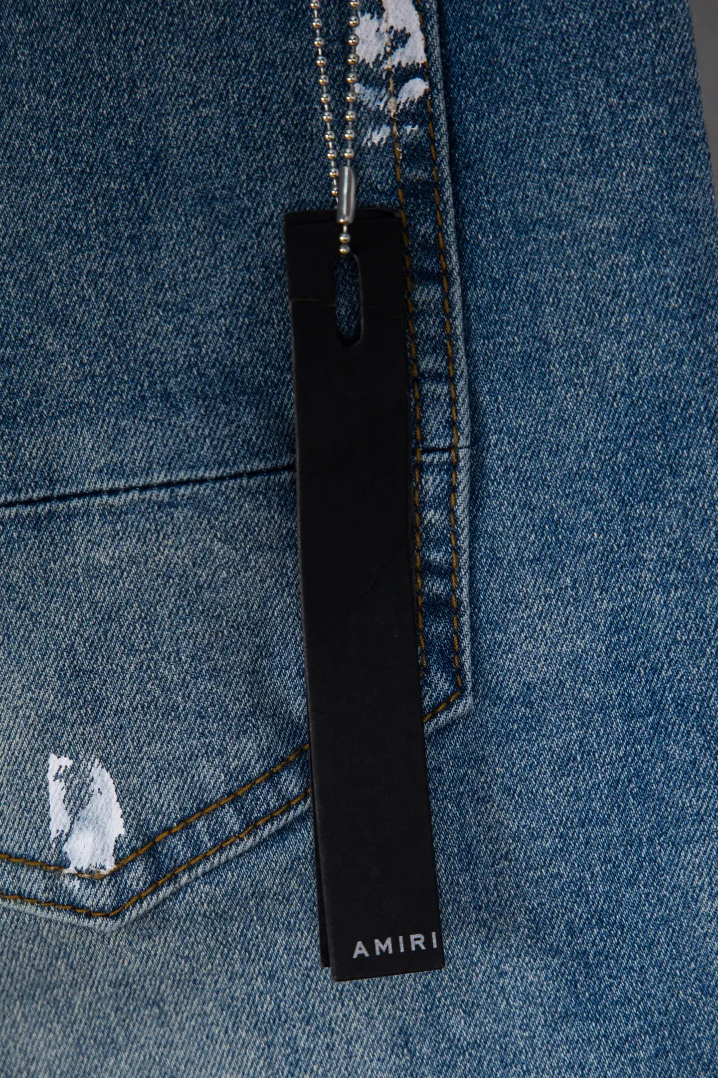 P230 Top Version Heavy Amiri Ripped Ink Patched Jeans High Street Slim Jeans Distressed Ripped High Street Slim Jeans Trousers - Top Quality - Introduction: amiri is transliterated as Emil, which is the name of the founder. Mike Amiri, the founder of amiri, grew up in Los Angeles, USA. He was influenced by local street culture and Punk Rock since childhood, so he founded the amiri brand named after himself. A variety of trendy clothing meets the needs of different trendy players. Amiri clothing has novel and unique styles and is a well-known street brand in the United States. The styles and styles of many clothes are loved by many street photographers. The various clothing styles meet the dressing needs of different people, show their unique temperament, and show the trend of dressing. amiri's jeans are relatively famous. Not only do they have many styles, but the quality of the jeans is also very good. Many celebrities have also worn amiri brand jeans.  The jeans of the amiri brand break through the production process and cutting of the original jeans. The fabrics are relatively soft and comfortable, and are not as hard as some jeans, which can irritate the skin and cause the skin to bleed when worn. Los Angeles trendy brand Amiri's jeans are made with great detail from tailoring to texture, adding wrinkles, bullet holes, damage and other details to add to the trendiness of the jeans. You can choose the style that suits you according to your own needs. Only when you wear a suitable style can you have a certain sense of fashion.  In recent years, high street has become a word that appears more and more frequently in men's clothing. High street style has also become an important direction for everyone's matching. High street-related items basically cannot avoid oversize or drop-shoulder tops. The lower body is matched with trackpants or tight-fitting denim. Among them, in my opinion, the most representative one is perhaps annihilation. What I bring to you today is the MX1 patchwork denim worn by many Internet celebrities in Xiaohongshu. It is operated by a Ningbo washing factory. Front and back. The trousers have a beautiful fading color with cat whiskers. Full of high-end sense. Knee part damage design with leather patchwork design. Already used as facade design. Leather waist nameplate. Customized crotch placket hardware. Engraving mold opening. The focus of this style is not on washing, but on the shape and version of the damage. The secret lies in the craftsmanship of the master. Later, the cost of fraying, horse cutting, knife cutting, etc. These hand-made products are far beyond comparison with assembly line products. Sizes 28-34, corresponding to S-XL