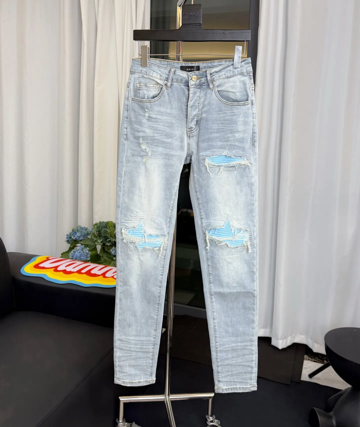 P290 Style number: D301 Non-market currency export order Amiri patchwork leather patch ripped high street slim jeans • Amiri is transliterated as Emil, which is the name of the founder. Mike Amiri, the founder of amiri, grew up in Los Angeles, USA. He was influenced by local street culture and Punk Rock since he was a child, so he founded the amiri brand named after himself. A variety of trendy clothing meets the needs of different fashion players. Amiri clothing has novel and unique styles and is a well-known street brand in the United States. The styles and styles of many clothes are loved by many street photographers. The various clothing styles meet the dressing needs of different people, show their unique temperament, and show the trend of dressing. amiri's jeans are relatively famous. Not only do they have many styles, but the quality of the jeans is also very good. Many celebrities have also worn amiri brand jeans.  The jeans of the amiri brand break through the production process and cutting of the original jeans. The fabrics are relatively soft and comfortable, and are not as hard as some jeans, which can irritate the skin and cause the skin to bleed when worn. Los Angeles trendy brand Amiri's jeans are made with great detail from tailoring to texture, adding wrinkles, bullet holes, damage and other details to add to the trendiness of the jeans. You can choose the style that suits you according to your own needs. Only when you wear a suitable style can you have a certain sense of fashion.  In recent years, high street has become an increasingly common word in men's clothing, and high street style has become an important direction for everyone's matching. High street-related items basically cannot avoid oversize or drop-shoulder tops, and the lower body is matched with trackpants or tight-fitting denim. In my opinion, the most representative one may be denim. What I bring to you today is the MX1 patched denim worn by many Internet celebrities. It is operated by a large washing factory in Guangzhou. The front and back have frayed trouser legs and holes. It is full of high-end sense. The partially destroyed knee design is combined with the leather patchwork design. It has been used as the facade design. Leather waist nameplate. Customized crotch placket hardware. Engraved molding. The focus of this model is not on washing, but on the shape of the damage and the pattern. The secret lies in the craftsmanship of the master. Later, the cost of fraying, horse cutting, knife cutting, etc. These hand-made products are far beyond comparison with assembly line products.  Color: Picture color Size: 30-31-32-33-34-36