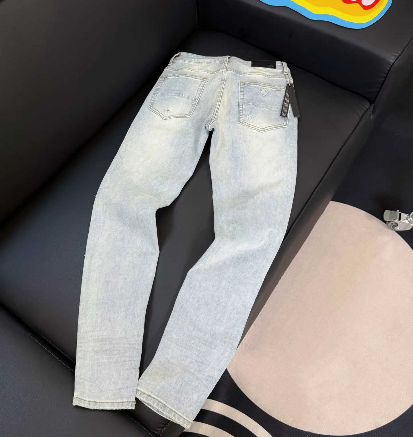 P290 Style number: D301 Non-market currency export order Amiri patchwork leather patch ripped high street slim jeans • Amiri is transliterated as Emil, which is the name of the founder. Mike Amiri, the founder of amiri, grew up in Los Angeles, USA. He was influenced by local street culture and Punk Rock since he was a child, so he founded the amiri brand named after himself. A variety of trendy clothing meets the needs of different fashion players. Amiri clothing has novel and unique styles and is a well-known street brand in the United States. The styles and styles of many clothes are loved by many street photographers. The various clothing styles meet the dressing needs of different people, show their unique temperament, and show the trend of dressing. amiri's jeans are relatively famous. Not only do they have many styles, but the quality of the jeans is also very good. Many celebrities have also worn amiri brand jeans.  The jeans of the amiri brand break through the production process and cutting of the original jeans. The fabrics are relatively soft and comfortable, and are not as hard as some jeans, which can irritate the skin and cause the skin to bleed when worn. Los Angeles trendy brand Amiri's jeans are made with great detail from tailoring to texture, adding wrinkles, bullet holes, damage and other details to add to the trendiness of the jeans. You can choose the style that suits you according to your own needs. Only when you wear a suitable style can you have a certain sense of fashion.  In recent years, high street has become an increasingly common word in men's clothing, and high street style has become an important direction for everyone's matching. High street-related items basically cannot avoid oversize or drop-shoulder tops, and the lower body is matched with trackpants or tight-fitting denim. In my opinion, the most representative one may be denim. What I bring to you today is the MX1 patched denim worn by many Internet celebrities. It is operated by a large washing factory in Guangzhou. The front and back have frayed trouser legs and holes. It is full of high-end sense. The partially destroyed knee design is combined with the leather patchwork design. It has been used as the facade design. Leather waist nameplate. Customized crotch placket hardware. Engraved molding. The focus of this model is not on washing, but on the shape of the damage and the pattern. The secret lies in the craftsmanship of the master. Later, the cost of fraying, horse cutting, knife cutting, etc. These hand-made products are far beyond comparison with assembly line products.  Color: Picture color Size: 30-31-32-33-34-36