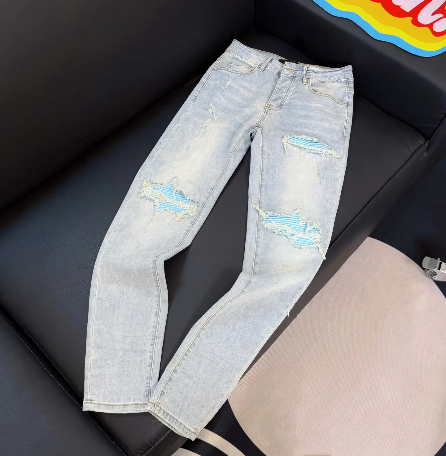 P290 Style number: D301 Non-market currency export order Amiri patchwork leather patch ripped high street slim jeans • Amiri is transliterated as Emil, which is the name of the founder. Mike Amiri, the founder of amiri, grew up in Los Angeles, USA. He was influenced by local street culture and Punk Rock since he was a child, so he founded the amiri brand named after himself. A variety of trendy clothing meets the needs of different fashion players. Amiri clothing has novel and unique styles and is a well-known street brand in the United States. The styles and styles of many clothes are loved by many street photographers. The various clothing styles meet the dressing needs of different people, show their unique temperament, and show the trend of dressing. amiri's jeans are relatively famous. Not only do they have many styles, but the quality of the jeans is also very good. Many celebrities have also worn amiri brand jeans.  The jeans of the amiri brand break through the production process and cutting of the original jeans. The fabrics are relatively soft and comfortable, and are not as hard as some jeans, which can irritate the skin and cause the skin to bleed when worn. Los Angeles trendy brand Amiri's jeans are made with great detail from tailoring to texture, adding wrinkles, bullet holes, damage and other details to add to the trendiness of the jeans. You can choose the style that suits you according to your own needs. Only when you wear a suitable style can you have a certain sense of fashion.  In recent years, high street has become an increasingly common word in men's clothing, and high street style has become an important direction for everyone's matching. High street-related items basically cannot avoid oversize or drop-shoulder tops, and the lower body is matched with trackpants or tight-fitting denim. In my opinion, the most representative one may be denim. What I bring to you today is the MX1 patched denim worn by many Internet celebrities. It is operated by a large washing factory in Guangzhou. The front and back have frayed trouser legs and holes. It is full of high-end sense. The partially destroyed knee design is combined with the leather patchwork design. It has been used as the facade design. Leather waist nameplate. Customized crotch placket hardware. Engraved molding. The focus of this model is not on washing, but on the shape of the damage and the pattern. The secret lies in the craftsmanship of the master. Later, the cost of fraying, horse cutting, knife cutting, etc. These hand-made products are far beyond comparison with assembly line products.  Color: Picture color Size: 30-31-32-33-34-36