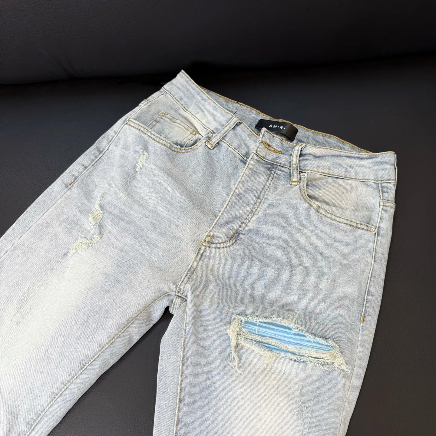 P290 Style number: D301 Non-market currency export order Amiri patchwork leather patch ripped high street slim jeans • Amiri is transliterated as Emil, which is the name of the founder. Mike Amiri, the founder of amiri, grew up in Los Angeles, USA. He was influenced by local street culture and Punk Rock since he was a child, so he founded the amiri brand named after himself. A variety of trendy clothing meets the needs of different fashion players. Amiri clothing has novel and unique styles and is a well-known street brand in the United States. The styles and styles of many clothes are loved by many street photographers. The various clothing styles meet the dressing needs of different people, show their unique temperament, and show the trend of dressing. amiri's jeans are relatively famous. Not only do they have many styles, but the quality of the jeans is also very good. Many celebrities have also worn amiri brand jeans.  The jeans of the amiri brand break through the production process and cutting of the original jeans. The fabrics are relatively soft and comfortable, and are not as hard as some jeans, which can irritate the skin and cause the skin to bleed when worn. Los Angeles trendy brand Amiri's jeans are made with great detail from tailoring to texture, adding wrinkles, bullet holes, damage and other details to add to the trendiness of the jeans. You can choose the style that suits you according to your own needs. Only when you wear a suitable style can you have a certain sense of fashion.  In recent years, high street has become an increasingly common word in men's clothing, and high street style has become an important direction for everyone's matching. High street-related items basically cannot avoid oversize or drop-shoulder tops, and the lower body is matched with trackpants or tight-fitting denim. In my opinion, the most representative one may be denim. What I bring to you today is the MX1 patched denim worn by many Internet celebrities. It is operated by a large washing factory in Guangzhou. The front and back have frayed trouser legs and holes. It is full of high-end sense. The partially destroyed knee design is combined with the leather patchwork design. It has been used as the facade design. Leather waist nameplate. Customized crotch placket hardware. Engraved molding. The focus of this model is not on washing, but on the shape of the damage and the pattern. The secret lies in the craftsmanship of the master. Later, the cost of fraying, horse cutting, knife cutting, etc. These hand-made products are far beyond comparison with assembly line products.  Color: Picture color Size: 30-31-32-33-34-36