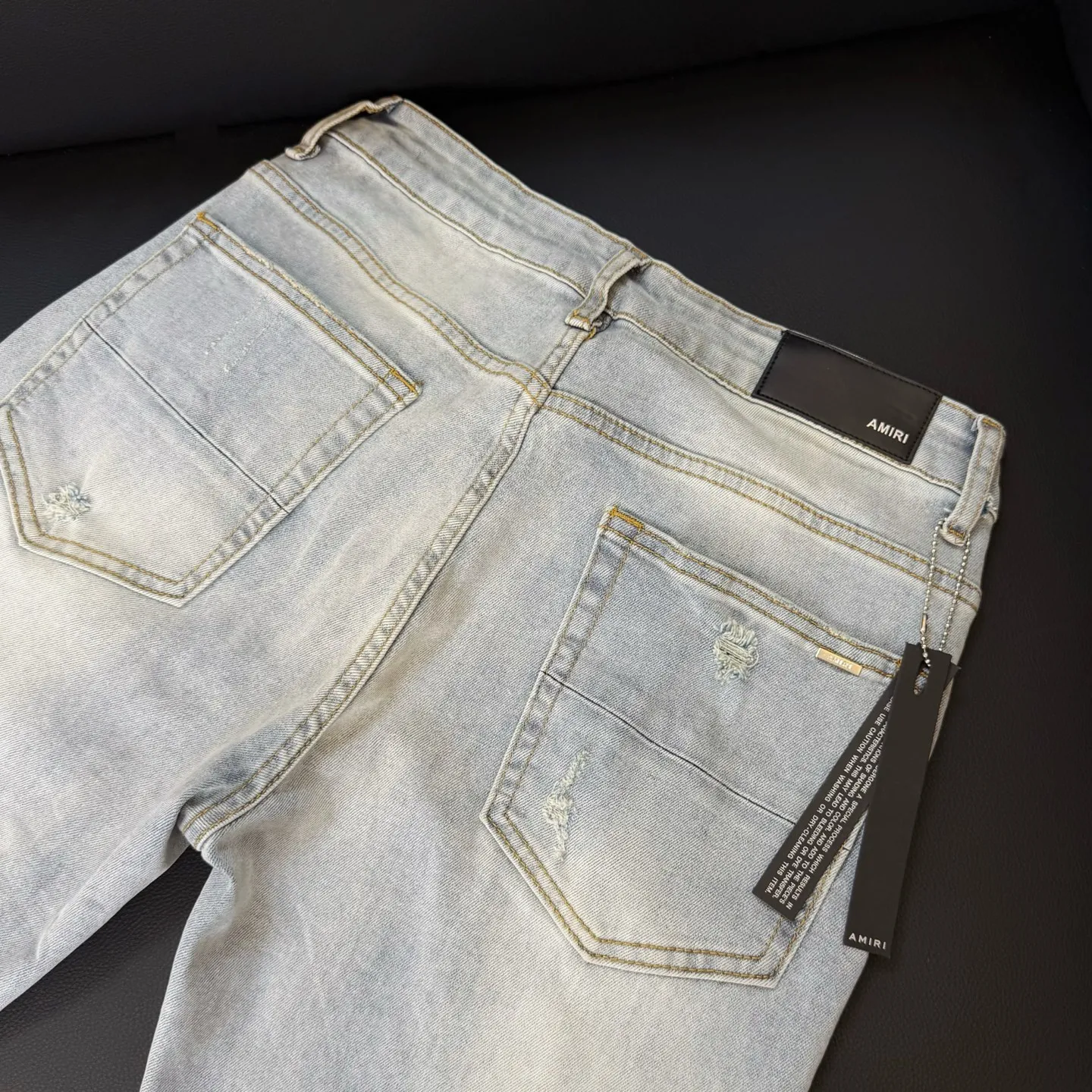 P290 Style number: D301 Non-market currency export order Amiri patchwork leather patch ripped high street slim jeans • Amiri is transliterated as Emil, which is the name of the founder. Mike Amiri, the founder of amiri, grew up in Los Angeles, USA. He was influenced by local street culture and Punk Rock since he was a child, so he founded the amiri brand named after himself. A variety of trendy clothing meets the needs of different fashion players. Amiri clothing has novel and unique styles and is a well-known street brand in the United States. The styles and styles of many clothes are loved by many street photographers. The various clothing styles meet the dressing needs of different people, show their unique temperament, and show the trend of dressing. amiri's jeans are relatively famous. Not only do they have many styles, but the quality of the jeans is also very good. Many celebrities have also worn amiri brand jeans.  The jeans of the amiri brand break through the production process and cutting of the original jeans. The fabrics are relatively soft and comfortable, and are not as hard as some jeans, which can irritate the skin and cause the skin to bleed when worn. Los Angeles trendy brand Amiri's jeans are made with great detail from tailoring to texture, adding wrinkles, bullet holes, damage and other details to add to the trendiness of the jeans. You can choose the style that suits you according to your own needs. Only when you wear a suitable style can you have a certain sense of fashion.  In recent years, high street has become an increasingly common word in men's clothing, and high street style has become an important direction for everyone's matching. High street-related items basically cannot avoid oversize or drop-shoulder tops, and the lower body is matched with trackpants or tight-fitting denim. In my opinion, the most representative one may be denim. What I bring to you today is the MX1 patched denim worn by many Internet celebrities. It is operated by a large washing factory in Guangzhou. The front and back have frayed trouser legs and holes. It is full of high-end sense. The partially destroyed knee design is combined with the leather patchwork design. It has been used as the facade design. Leather waist nameplate. Customized crotch placket hardware. Engraved molding. The focus of this model is not on washing, but on the shape of the damage and the pattern. The secret lies in the craftsmanship of the master. Later, the cost of fraying, horse cutting, knife cutting, etc. These hand-made products are far beyond comparison with assembly line products.  Color: Picture color Size: 30-31-32-33-34-36