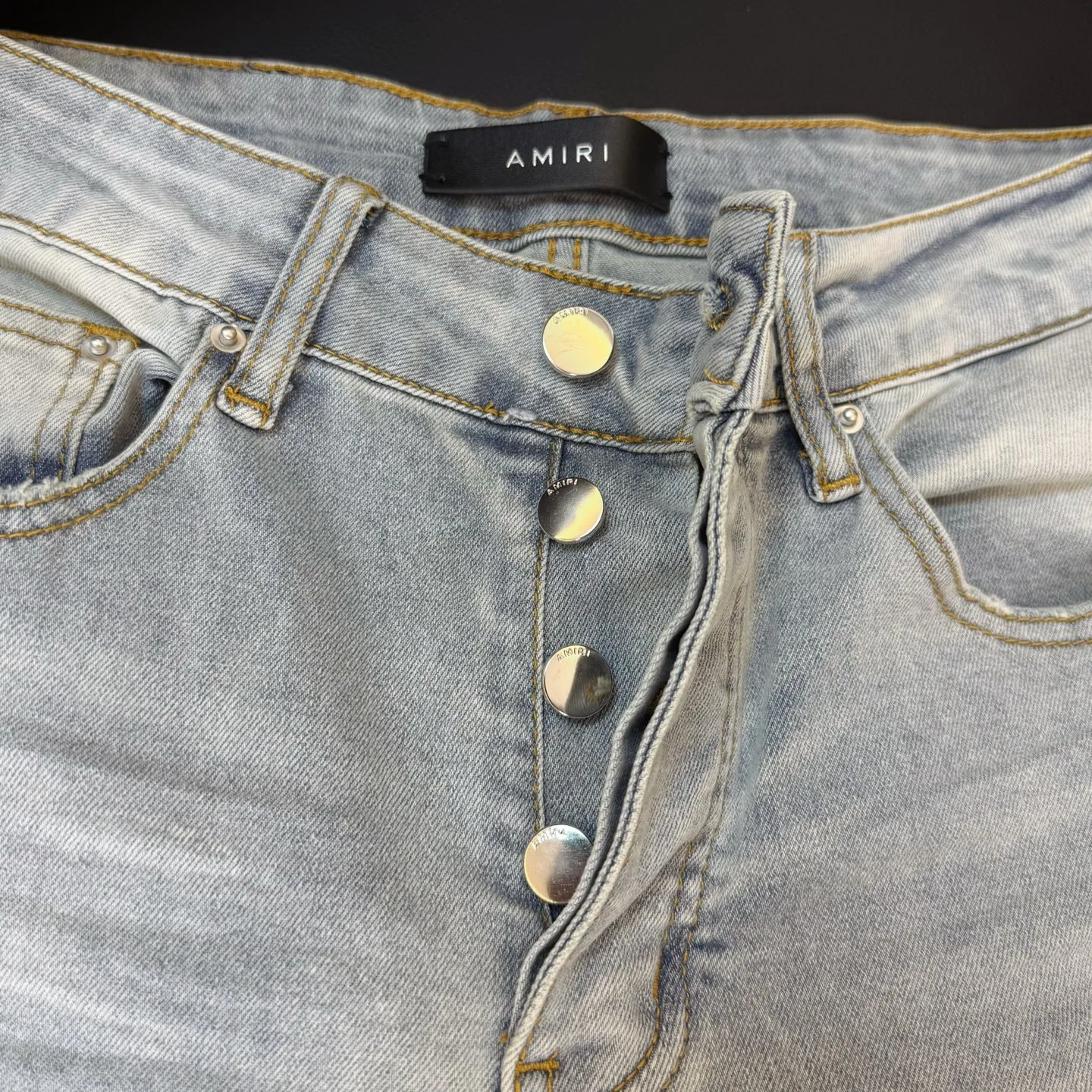 P290 Style number: D301 Non-market currency export order Amiri patchwork leather patch ripped high street slim jeans • Amiri is transliterated as Emil, which is the name of the founder. Mike Amiri, the founder of amiri, grew up in Los Angeles, USA. He was influenced by local street culture and Punk Rock since he was a child, so he founded the amiri brand named after himself. A variety of trendy clothing meets the needs of different fashion players. Amiri clothing has novel and unique styles and is a well-known street brand in the United States. The styles and styles of many clothes are loved by many street photographers. The various clothing styles meet the dressing needs of different people, show their unique temperament, and show the trend of dressing. amiri's jeans are relatively famous. Not only do they have many styles, but the quality of the jeans is also very good. Many celebrities have also worn amiri brand jeans.  The jeans of the amiri brand break through the production process and cutting of the original jeans. The fabrics are relatively soft and comfortable, and are not as hard as some jeans, which can irritate the skin and cause the skin to bleed when worn. Los Angeles trendy brand Amiri's jeans are made with great detail from tailoring to texture, adding wrinkles, bullet holes, damage and other details to add to the trendiness of the jeans. You can choose the style that suits you according to your own needs. Only when you wear a suitable style can you have a certain sense of fashion.  In recent years, high street has become an increasingly common word in men's clothing, and high street style has become an important direction for everyone's matching. High street-related items basically cannot avoid oversize or drop-shoulder tops, and the lower body is matched with trackpants or tight-fitting denim. In my opinion, the most representative one may be denim. What I bring to you today is the MX1 patched denim worn by many Internet celebrities. It is operated by a large washing factory in Guangzhou. The front and back have frayed trouser legs and holes. It is full of high-end sense. The partially destroyed knee design is combined with the leather patchwork design. It has been used as the facade design. Leather waist nameplate. Customized crotch placket hardware. Engraved molding. The focus of this model is not on washing, but on the shape of the damage and the pattern. The secret lies in the craftsmanship of the master. Later, the cost of fraying, horse cutting, knife cutting, etc. These hand-made products are far beyond comparison with assembly line products.  Color: Picture color Size: 30-31-32-33-34-36