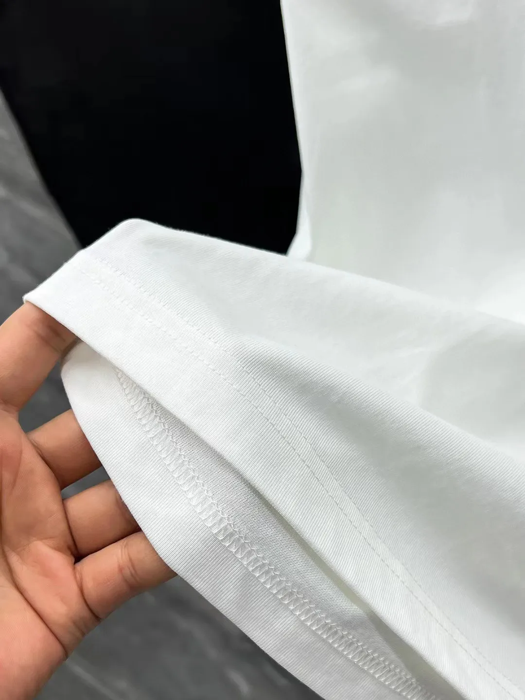 P150 AMIRI# 2025 spring and summer new style debut counter, the latest short-sleeved round neck T-shirt, high-end custom design, avant-garde and fashionable! The brand logo is designed with heavy craftsmanship. High-end customized 250g Xinjiang long-staple cotton fabric. Soft to the touch. Comfortable to wear. Exquisite stitching at the counter level. Fine workmanship. The upper body effect is incomparably handsome! A must-have item for a stylish man! Color: black. White! Size: S M L