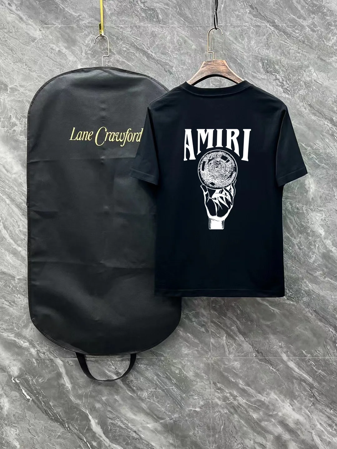 P150 AMIRI# 2025 spring and summer new style debut counter, the latest short-sleeved round neck T-shirt, high-end custom design, avant-garde and fashionable! The brand logo is designed with heavy craftsmanship. High-end customized 250g Xinjiang long-staple cotton fabric. Soft to the touch. Comfortable to wear. Exquisite stitching at the counter level. Fine workmanship. The upper body effect is incomparably handsome! A must-have item for a stylish man! Color: black. White! Size: S M L