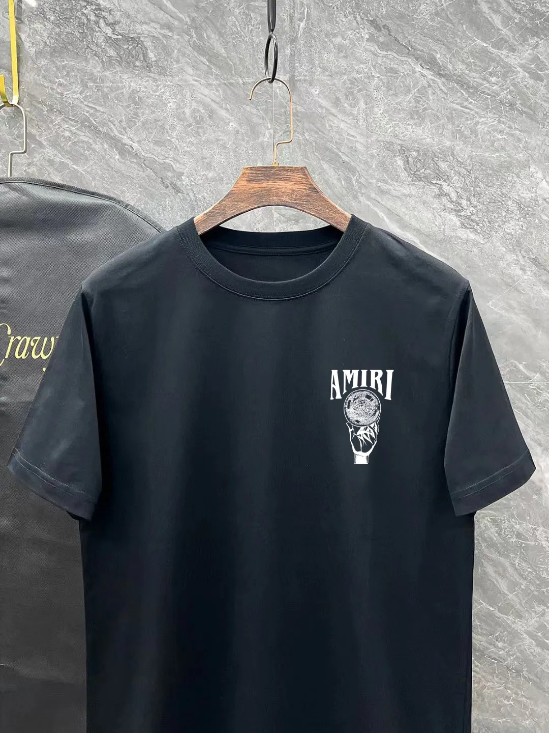 P150 AMIRI# 2025 spring and summer new style debut counter, the latest short-sleeved round neck T-shirt, high-end custom design, avant-garde and fashionable! The brand logo is designed with heavy craftsmanship. High-end customized 250g Xinjiang long-staple cotton fabric. Soft to the touch. Comfortable to wear. Exquisite stitching at the counter level. Fine workmanship. The upper body effect is incomparably handsome! A must-have item for a stylish man! Color: black. White! Size: S M L