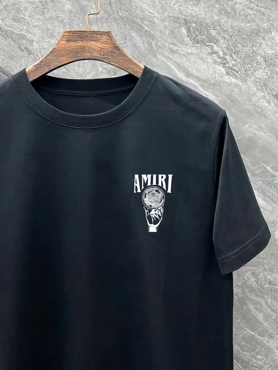 P150 AMIRI# 2025 spring and summer new style debut counter, the latest short-sleeved round neck T-shirt, high-end custom design, avant-garde and fashionable! The brand logo is designed with heavy craftsmanship. High-end customized 250g Xinjiang long-staple cotton fabric. Soft to the touch. Comfortable to wear. Exquisite stitching at the counter level. Fine workmanship. The upper body effect is incomparably handsome! A must-have item for a stylish man! Color: black. White! Size: S M L
