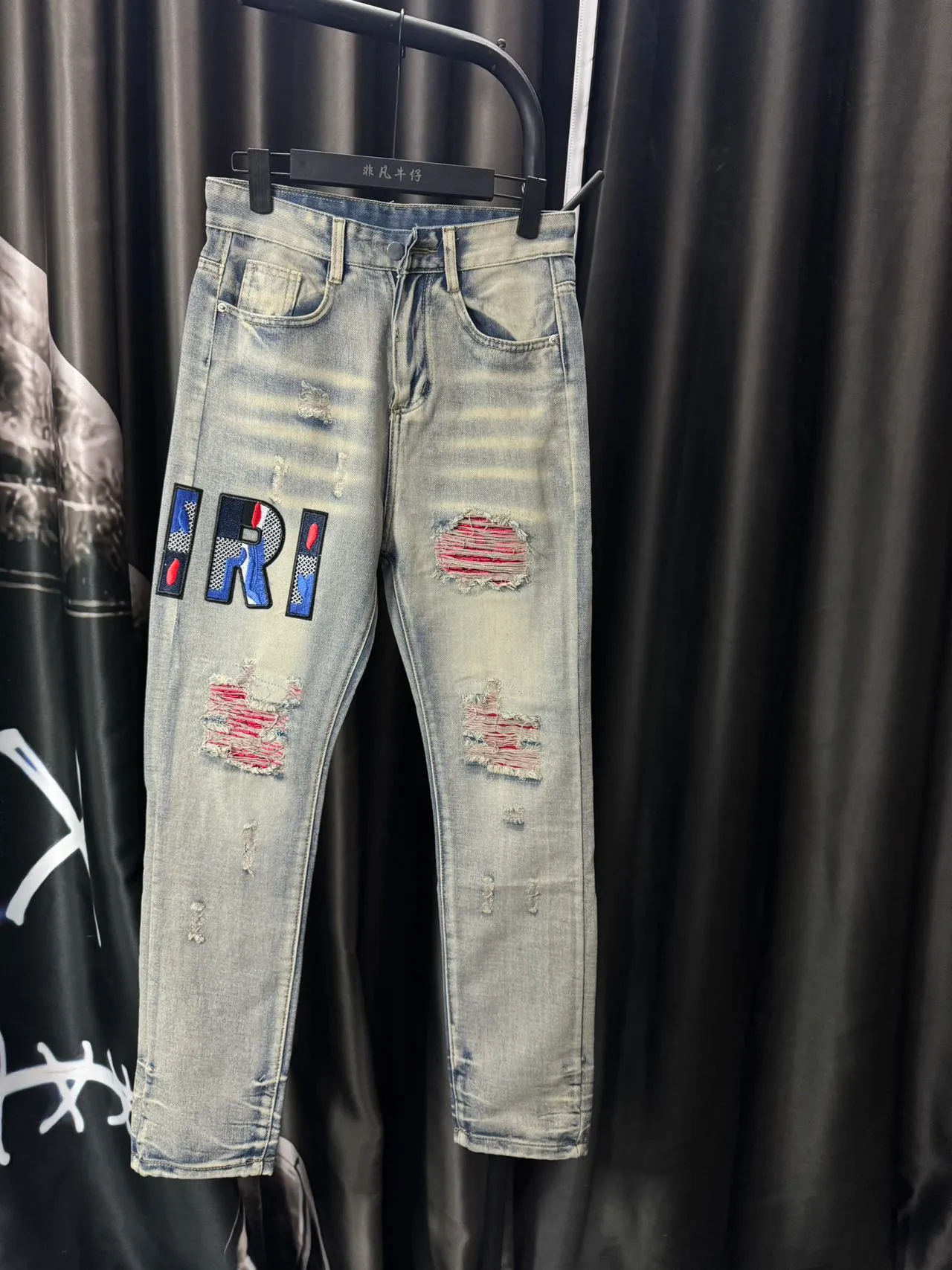 P166 Top replica AMIRI splash-ink medal patch embroidered jeans trousers AMIRI high street basic ripped tight stretch jeans trousers Amiriamiri is transliterated as Emil, which is the name of the founder. Mike Amiri, the founder of amiri, grew up in Los Angeles, USA. He was influenced by the local street culture Rock since childhood, so he founded the amiri brand named after himself. A variety of fashion brand clothing meets the needs of different fashion players. Amiri clothing has novel and unique styles and is a well-known street brand in the United States. Many of its styles and styles are loved by many street photographers. Various clothing styles meet the needs of different people, show their unique temperament, and show the trend of dressing. amiri's jeans are relatively famous. Not only do they have many styles, but the quality of the jeans is also very good. Many celebrities have also worn amiri brand jeans.  The jeans of the amiri brand break through the production process and cutting of the original jeans. The fabrics are relatively soft and comfortable, and are not as hard as some jeans, which can irritate the skin and cause the skin to bleed when worn. Los Angeles trendy brand Amiri's jeans are made with great detail from tailoring to texture, adding wrinkles, bullet holes, damage and other details to add to the trendiness of the jeans. You can choose the style that suits you according to your own needs. Only when you wear a suitable style can you have a certain sense of fashion.  In recent years, high street has become a word that appears more and more frequently in men's clothing. High street style has also become an important direction for everyone's matching. High street related items are basically inseparable from oversize or off-shoulder tops. The lower body is matched with trackpants or tight-fitting denim. In my opinion, the most representative one is perhaps annihilation. Color; picture color Size: m l xl xxl
