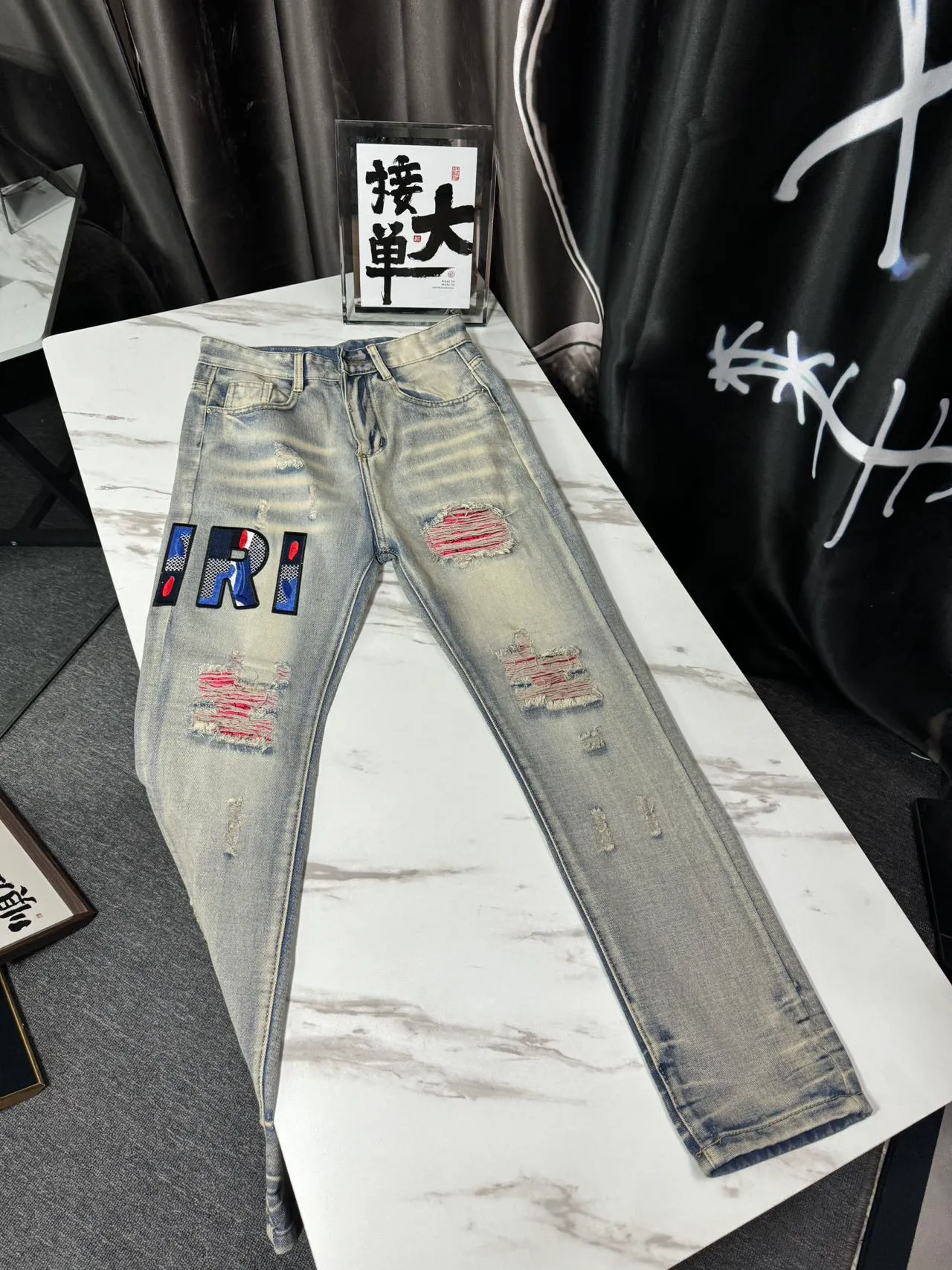 P166 Top replica AMIRI splash-ink medal patch embroidered jeans trousers AMIRI high street basic ripped tight stretch jeans trousers Amiriamiri is transliterated as Emil, which is the name of the founder. Mike Amiri, the founder of amiri, grew up in Los Angeles, USA. He was influenced by the local street culture Rock since childhood, so he founded the amiri brand named after himself. A variety of fashion brand clothing meets the needs of different fashion players. Amiri clothing has novel and unique styles and is a well-known street brand in the United States. Many of its styles and styles are loved by many street photographers. Various clothing styles meet the needs of different people, show their unique temperament, and show the trend of dressing. amiri's jeans are relatively famous. Not only do they have many styles, but the quality of the jeans is also very good. Many celebrities have also worn amiri brand jeans.  The jeans of the amiri brand break through the production process and cutting of the original jeans. The fabrics are relatively soft and comfortable, and are not as hard as some jeans, which can irritate the skin and cause the skin to bleed when worn. Los Angeles trendy brand Amiri's jeans are made with great detail from tailoring to texture, adding wrinkles, bullet holes, damage and other details to add to the trendiness of the jeans. You can choose the style that suits you according to your own needs. Only when you wear a suitable style can you have a certain sense of fashion.  In recent years, high street has become a word that appears more and more frequently in men's clothing. High street style has also become an important direction for everyone's matching. High street related items are basically inseparable from oversize or off-shoulder tops. The lower body is matched with trackpants or tight-fitting denim. In my opinion, the most representative one is perhaps annihilation. Color; picture color Size: m l xl xxl