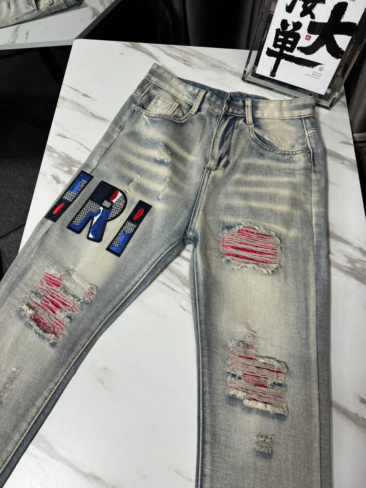 P166 Top replica AMIRI splash-ink medal patch embroidered jeans trousers AMIRI high street basic ripped tight stretch jeans trousers Amiriamiri is transliterated as Emil, which is the name of the founder. Mike Amiri, the founder of amiri, grew up in Los Angeles, USA. He was influenced by the local street culture Rock since childhood, so he founded the amiri brand named after himself. A variety of fashion brand clothing meets the needs of different fashion players. Amiri clothing has novel and unique styles and is a well-known street brand in the United States. Many of its styles and styles are loved by many street photographers. Various clothing styles meet the needs of different people, show their unique temperament, and show the trend of dressing. amiri's jeans are relatively famous. Not only do they have many styles, but the quality of the jeans is also very good. Many celebrities have also worn amiri brand jeans.  The jeans of the amiri brand break through the production process and cutting of the original jeans. The fabrics are relatively soft and comfortable, and are not as hard as some jeans, which can irritate the skin and cause the skin to bleed when worn. Los Angeles trendy brand Amiri's jeans are made with great detail from tailoring to texture, adding wrinkles, bullet holes, damage and other details to add to the trendiness of the jeans. You can choose the style that suits you according to your own needs. Only when you wear a suitable style can you have a certain sense of fashion.  In recent years, high street has become a word that appears more and more frequently in men's clothing. High street style has also become an important direction for everyone's matching. High street related items are basically inseparable from oversize or off-shoulder tops. The lower body is matched with trackpants or tight-fitting denim. In my opinion, the most representative one is perhaps annihilation. Color; picture color Size: m l xl xxl