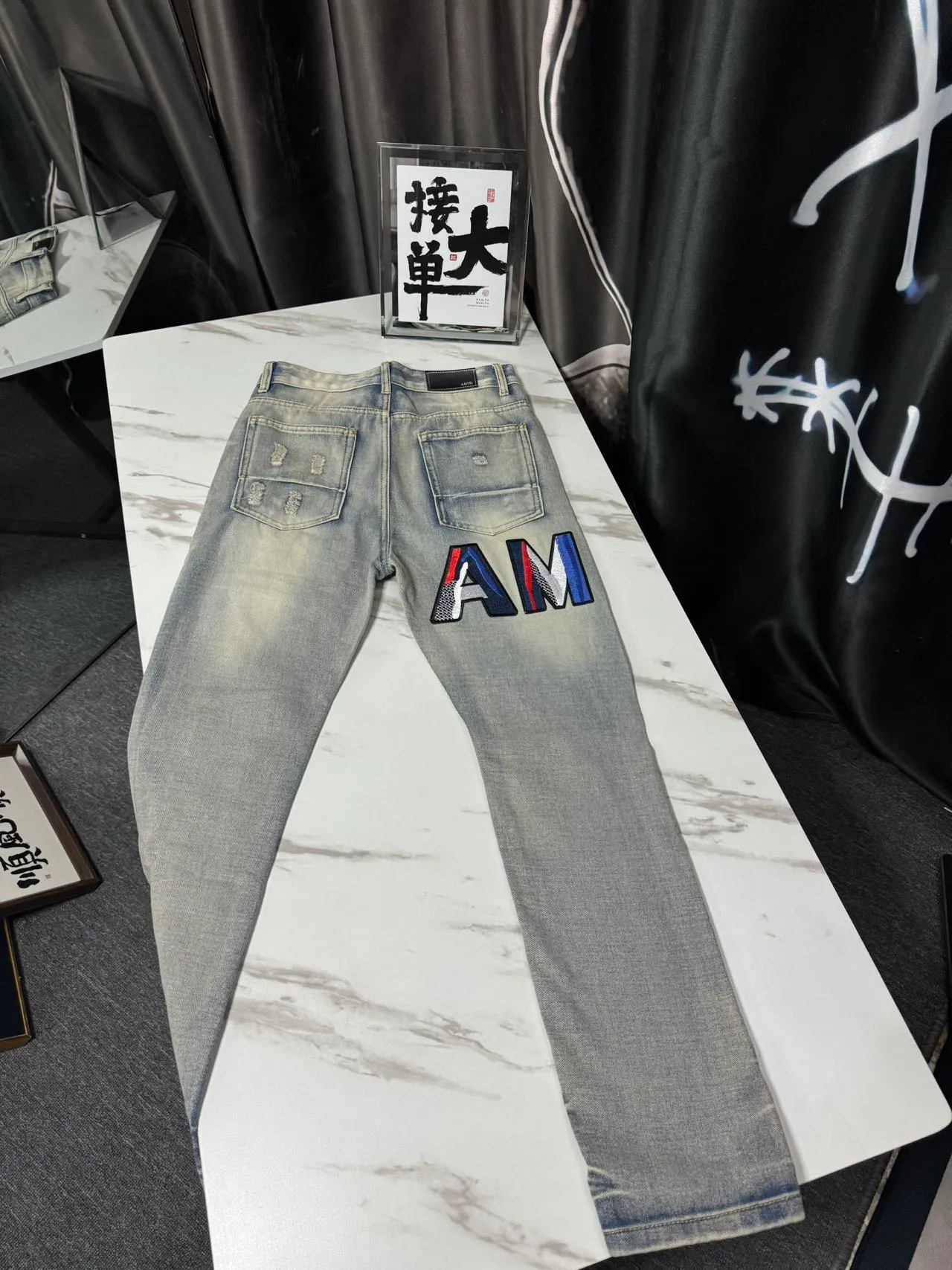 P166 Top replica AMIRI splash-ink medal patch embroidered jeans trousers AMIRI high street basic ripped tight stretch jeans trousers Amiriamiri is transliterated as Emil, which is the name of the founder. Mike Amiri, the founder of amiri, grew up in Los Angeles, USA. He was influenced by the local street culture Rock since childhood, so he founded the amiri brand named after himself. A variety of fashion brand clothing meets the needs of different fashion players. Amiri clothing has novel and unique styles and is a well-known street brand in the United States. Many of its styles and styles are loved by many street photographers. Various clothing styles meet the needs of different people, show their unique temperament, and show the trend of dressing. amiri's jeans are relatively famous. Not only do they have many styles, but the quality of the jeans is also very good. Many celebrities have also worn amiri brand jeans.  The jeans of the amiri brand break through the production process and cutting of the original jeans. The fabrics are relatively soft and comfortable, and are not as hard as some jeans, which can irritate the skin and cause the skin to bleed when worn. Los Angeles trendy brand Amiri's jeans are made with great detail from tailoring to texture, adding wrinkles, bullet holes, damage and other details to add to the trendiness of the jeans. You can choose the style that suits you according to your own needs. Only when you wear a suitable style can you have a certain sense of fashion.  In recent years, high street has become a word that appears more and more frequently in men's clothing. High street style has also become an important direction for everyone's matching. High street related items are basically inseparable from oversize or off-shoulder tops. The lower body is matched with trackpants or tight-fitting denim. In my opinion, the most representative one is perhaps annihilation. Color; picture color Size: m l xl xxl