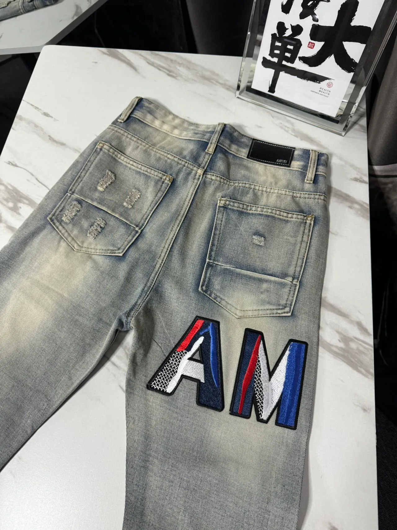 P166 Top replica AMIRI splash-ink medal patch embroidered jeans trousers AMIRI high street basic ripped tight stretch jeans trousers Amiriamiri is transliterated as Emil, which is the name of the founder. Mike Amiri, the founder of amiri, grew up in Los Angeles, USA. He was influenced by the local street culture Rock since childhood, so he founded the amiri brand named after himself. A variety of fashion brand clothing meets the needs of different fashion players. Amiri clothing has novel and unique styles and is a well-known street brand in the United States. Many of its styles and styles are loved by many street photographers. Various clothing styles meet the needs of different people, show their unique temperament, and show the trend of dressing. amiri's jeans are relatively famous. Not only do they have many styles, but the quality of the jeans is also very good. Many celebrities have also worn amiri brand jeans.  The jeans of the amiri brand break through the production process and cutting of the original jeans. The fabrics are relatively soft and comfortable, and are not as hard as some jeans, which can irritate the skin and cause the skin to bleed when worn. Los Angeles trendy brand Amiri's jeans are made with great detail from tailoring to texture, adding wrinkles, bullet holes, damage and other details to add to the trendiness of the jeans. You can choose the style that suits you according to your own needs. Only when you wear a suitable style can you have a certain sense of fashion.  In recent years, high street has become a word that appears more and more frequently in men's clothing. High street style has also become an important direction for everyone's matching. High street related items are basically inseparable from oversize or off-shoulder tops. The lower body is matched with trackpants or tight-fitting denim. In my opinion, the most representative one is perhaps annihilation. Color; picture color Size: m l xl xxl